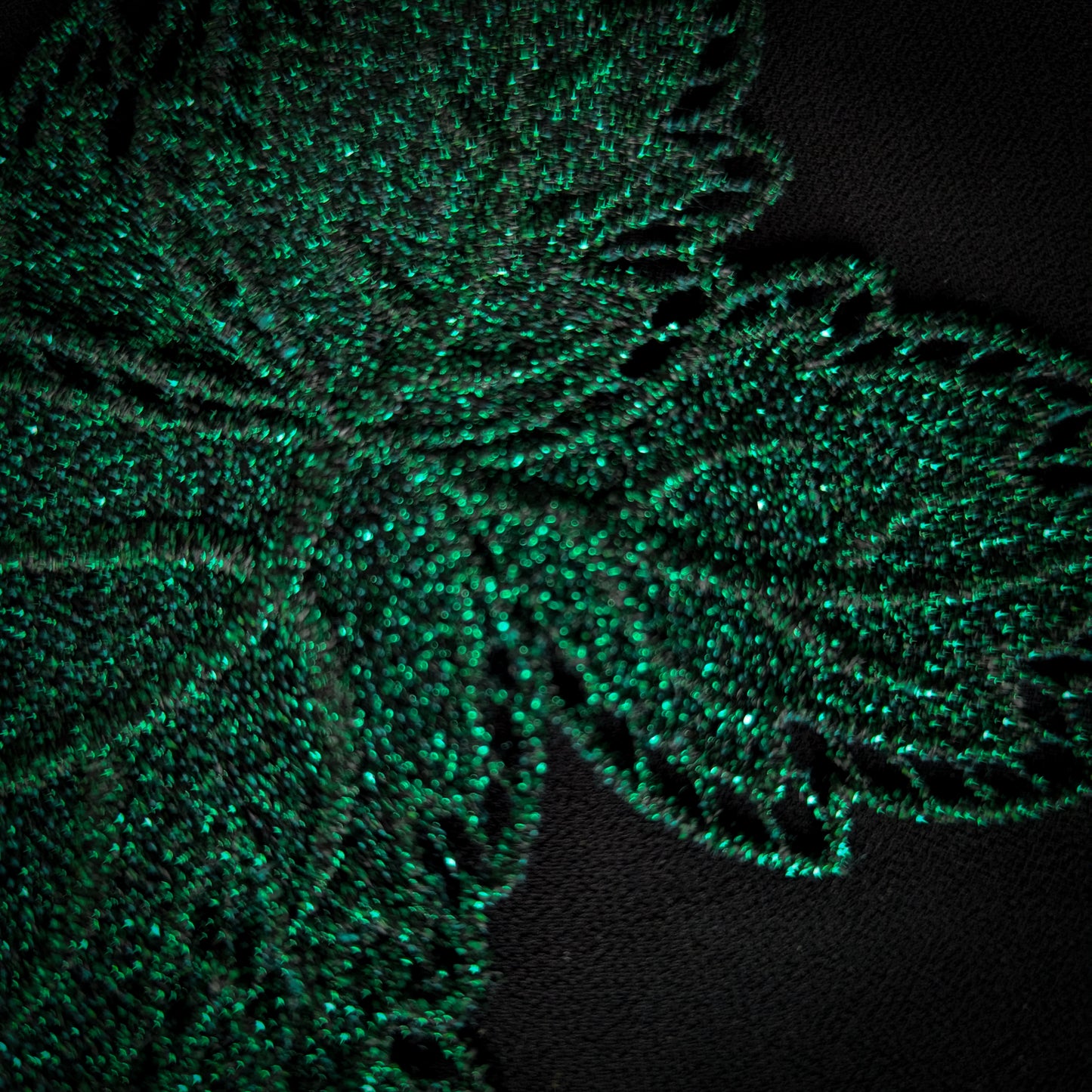 Sparkling D&G green lurex lace leaf patch, 8x15 cm, on a dark background.