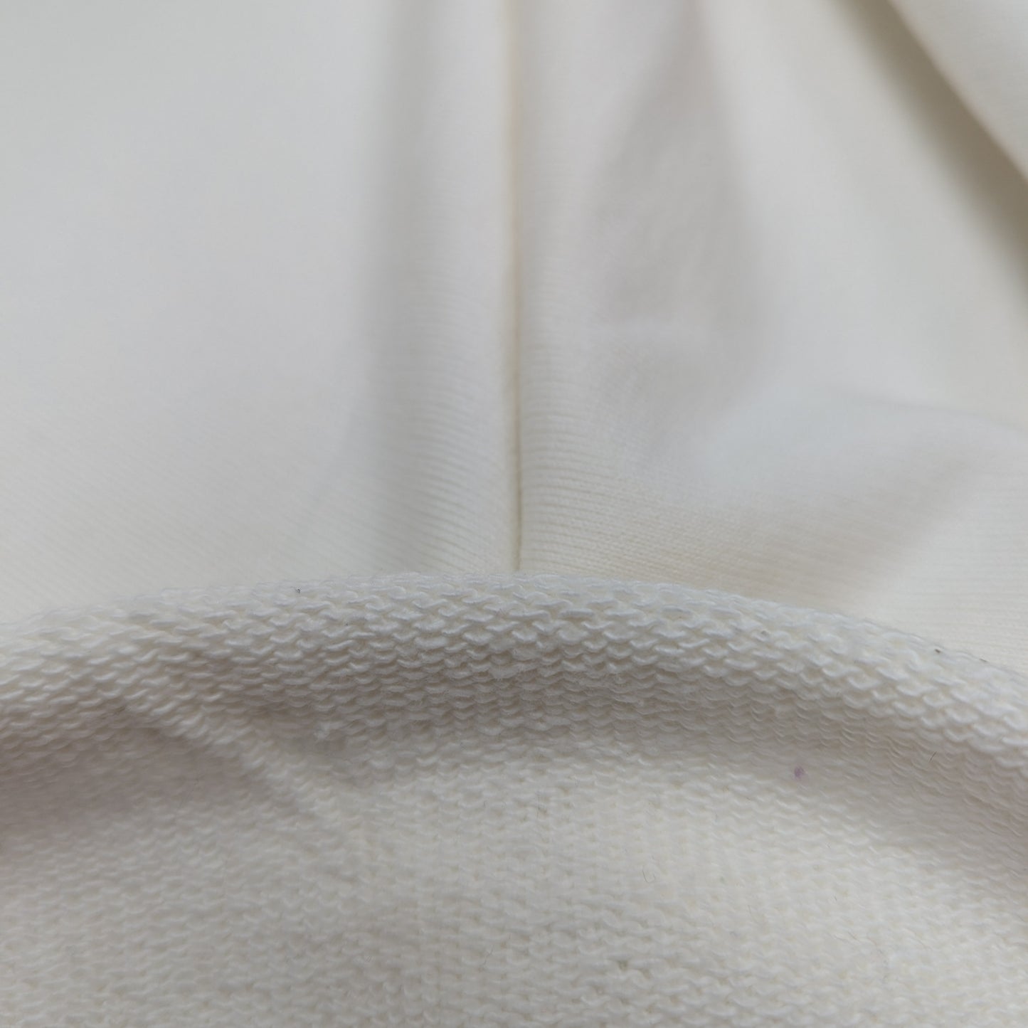 White cotton sweat fabric, 190 cm wide, with a soft texture, ideal for loungewear.