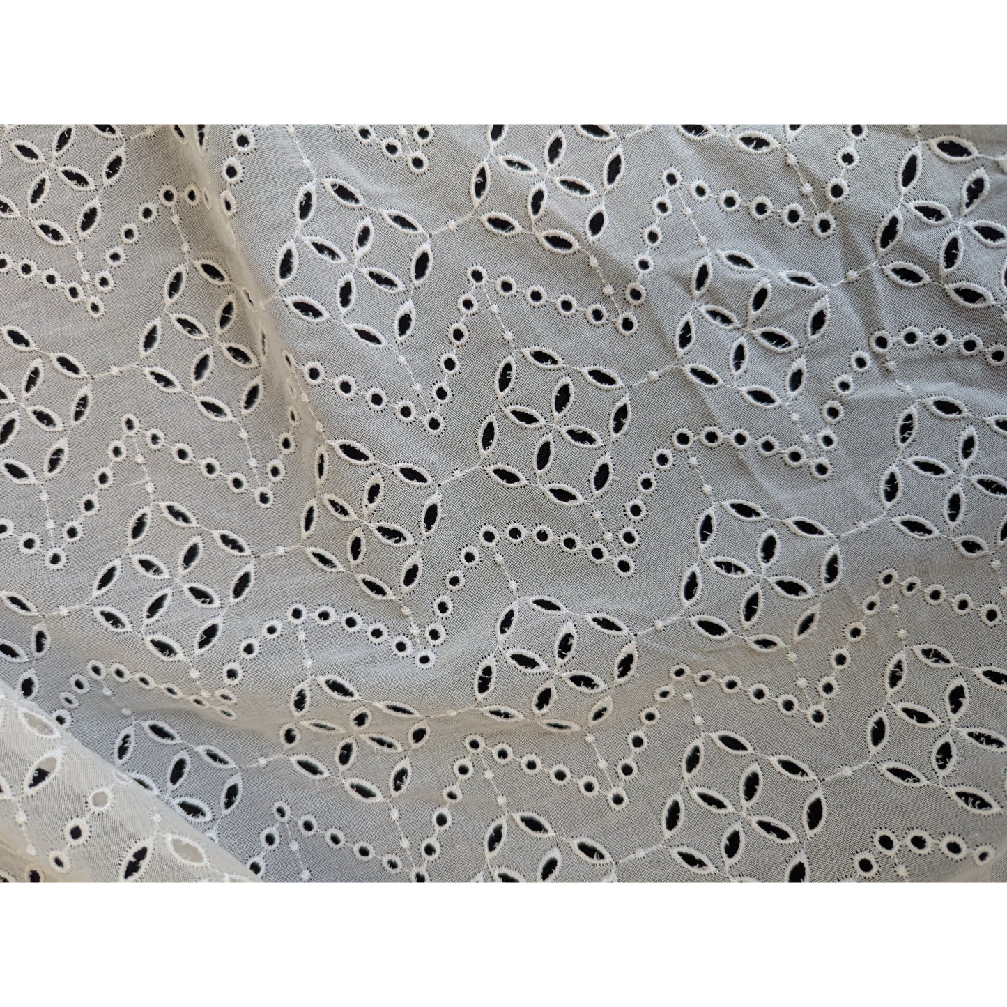 Sangallo · Bestickt · Baumwolle · Floral · Pantone Brilliant White · 120 cm · Meterware 130g/m2