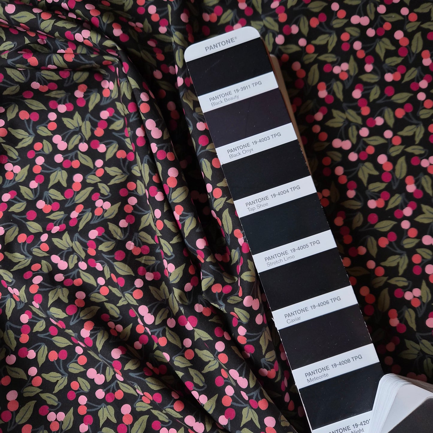 Meterware · Tana Lawn · Baumwolle · Millefleur · Pantone Black Onyx · 145 cm · 100 g/m²