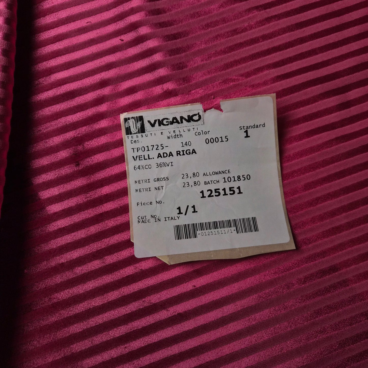 Samt · Baumwolle 64%, Viskose 36% · Gestreift · Pantone Beetroot Purple · 145 cm · 450 g/m² · Meterware