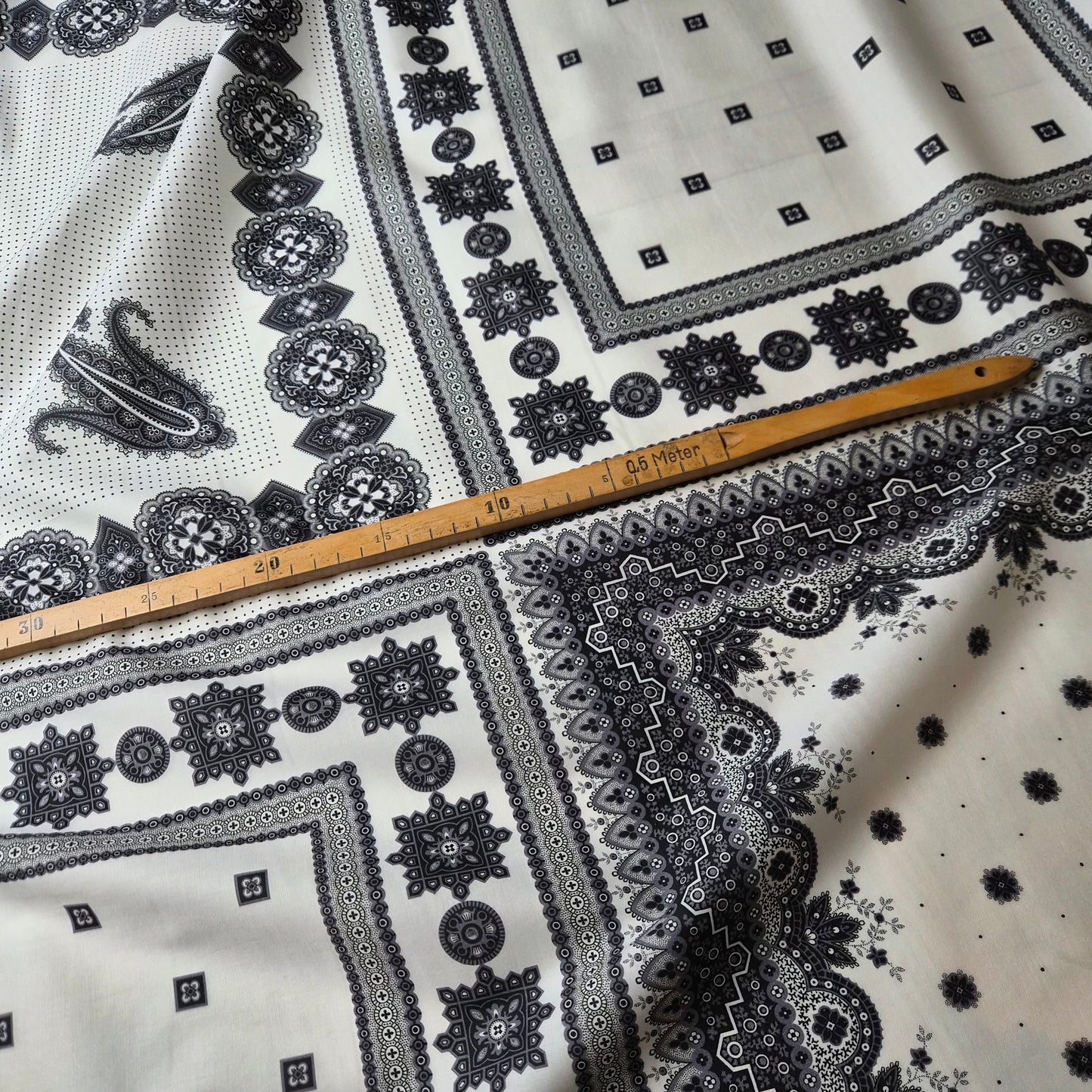 Poplin · Baumwolle · Bandana · Weiß und Schwarztöne · 45 cm × 150 cm · Panel