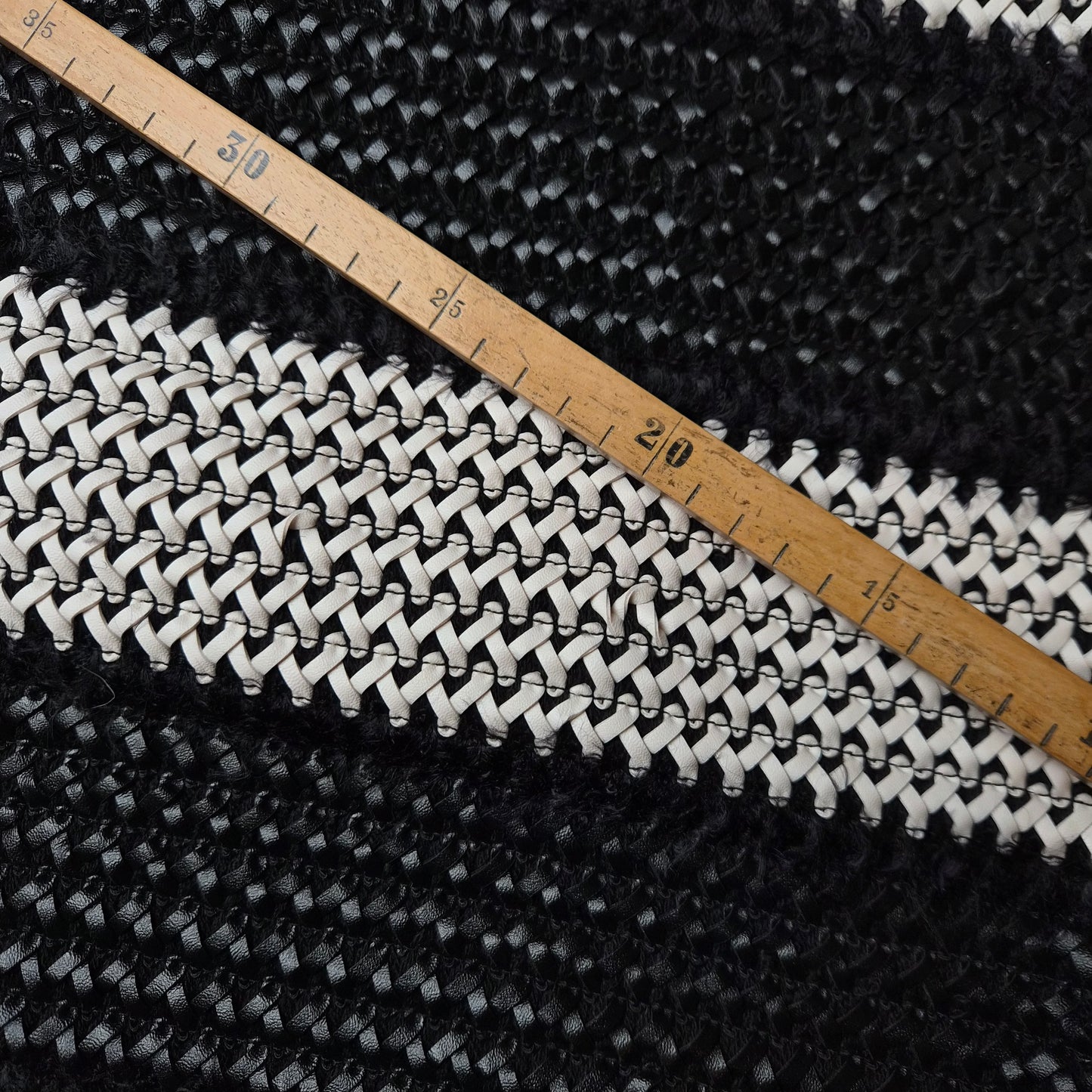 Kunstleder, Pantone Caviar, Geflochten · 100×70 cm