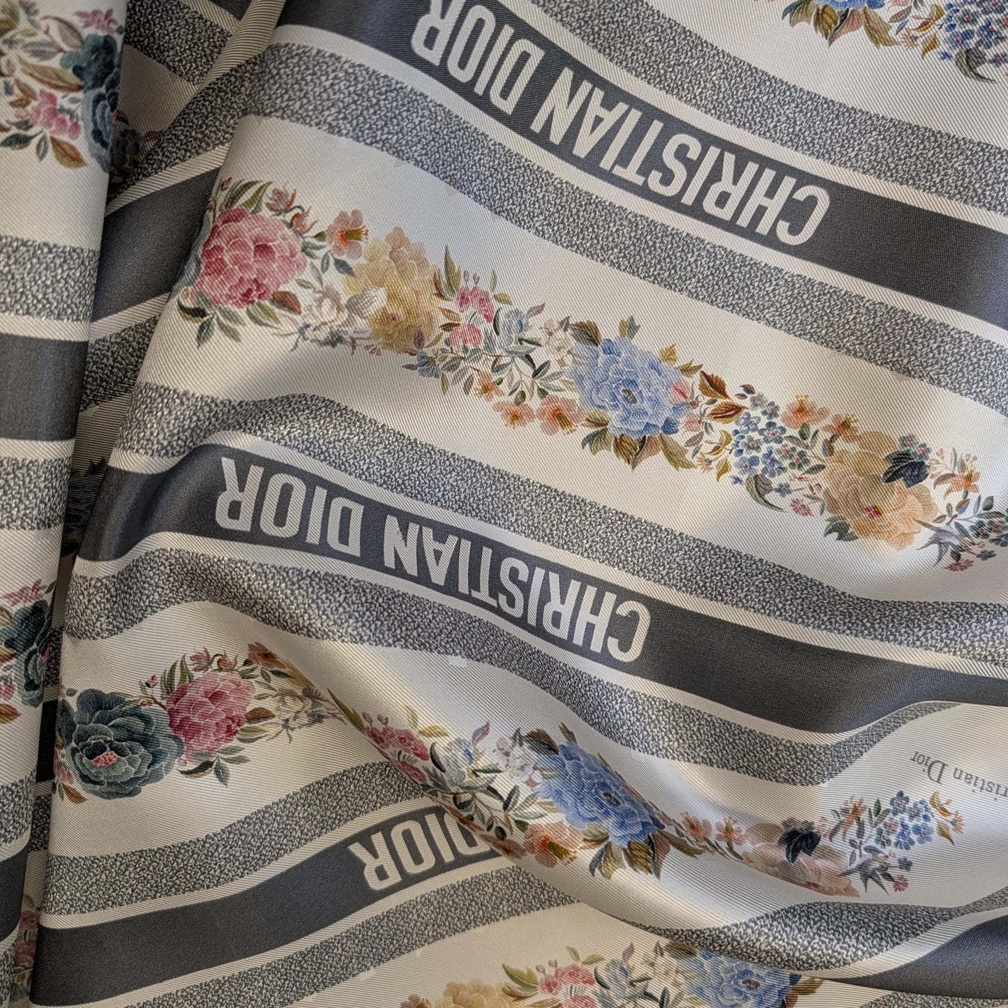 Panel für Twilly · Twill · Seide · Logo · Weiß und Pasteltöne · 110 cm × 16 cm