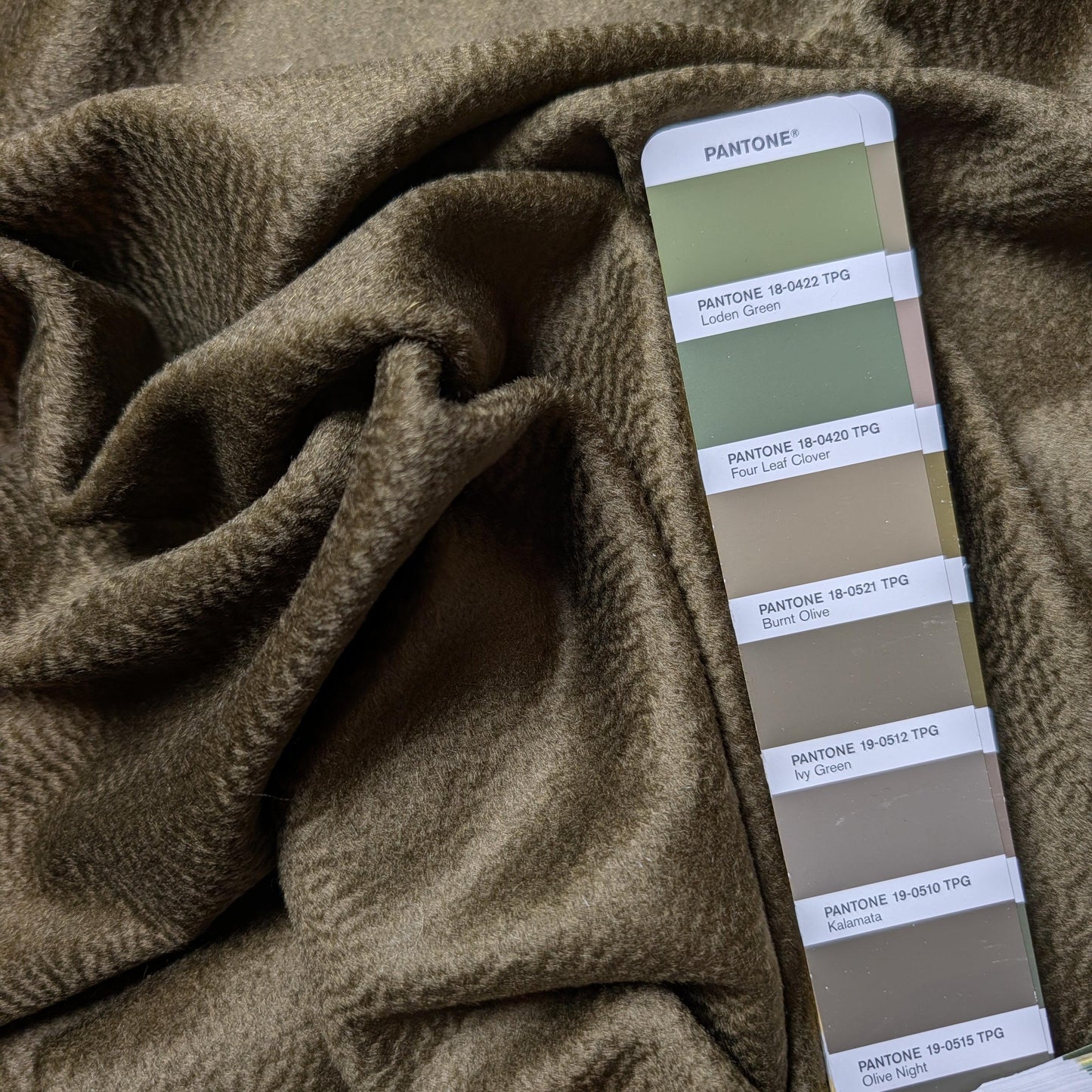 Kombipaket · Mantelstoff · Velours-Behandlung · Kaschmir · Pantone Ivy Green · Stoff 350×150 cm + Viskosefutter 300×150 cm · 670 g/m²