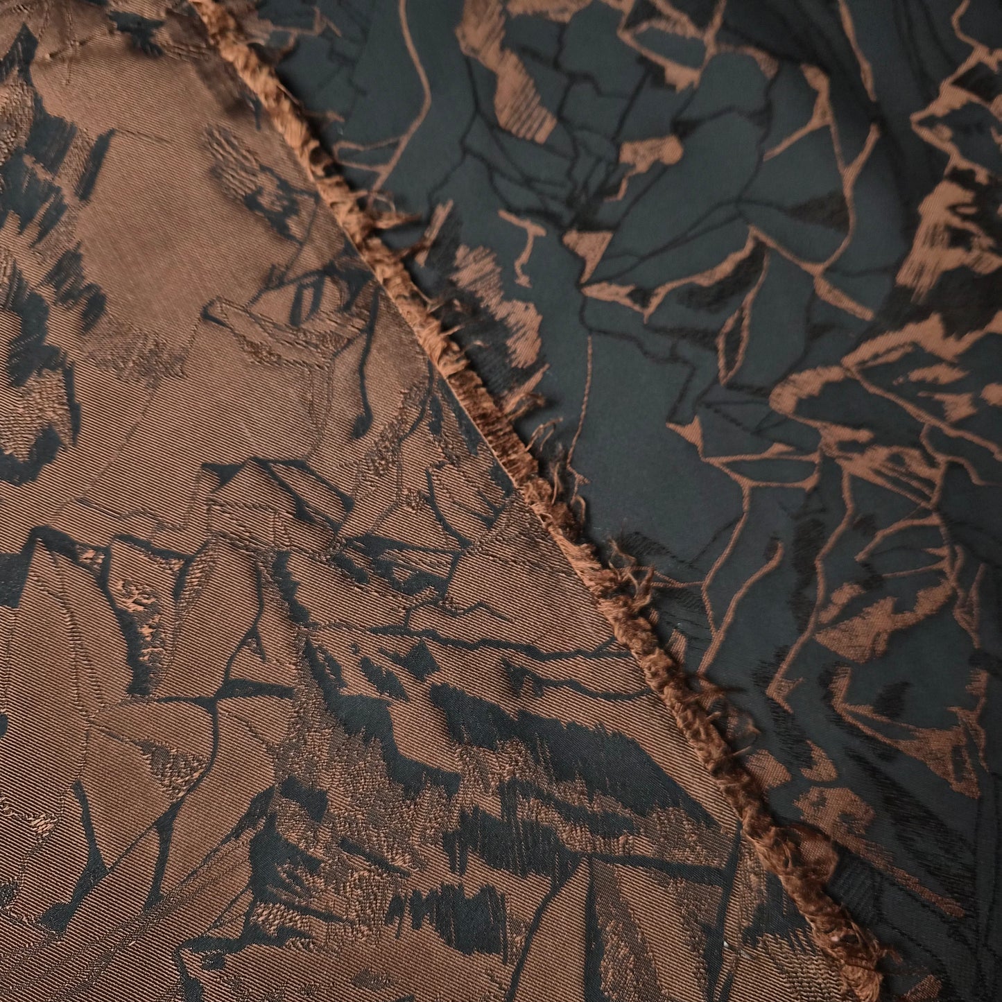 Jacquard · Polyester · Abstrakt · Pantone Meteorite · 145 cm · 140 g/m² · Meterware