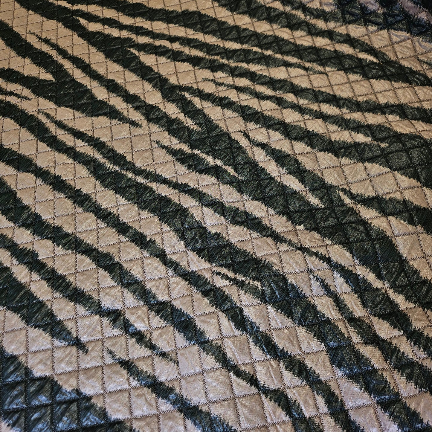 Polyester, Steppstoff, Pantone Chateau Gray · 145 cm