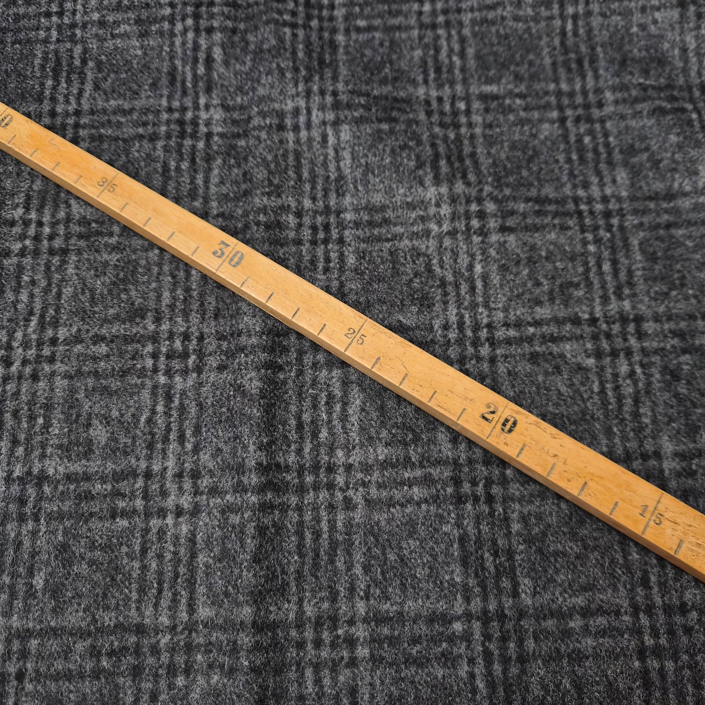 Mantelstoff · Gebürstet · Wolle · Kariert · Grautöne · 200×140 cm · Einzelstück