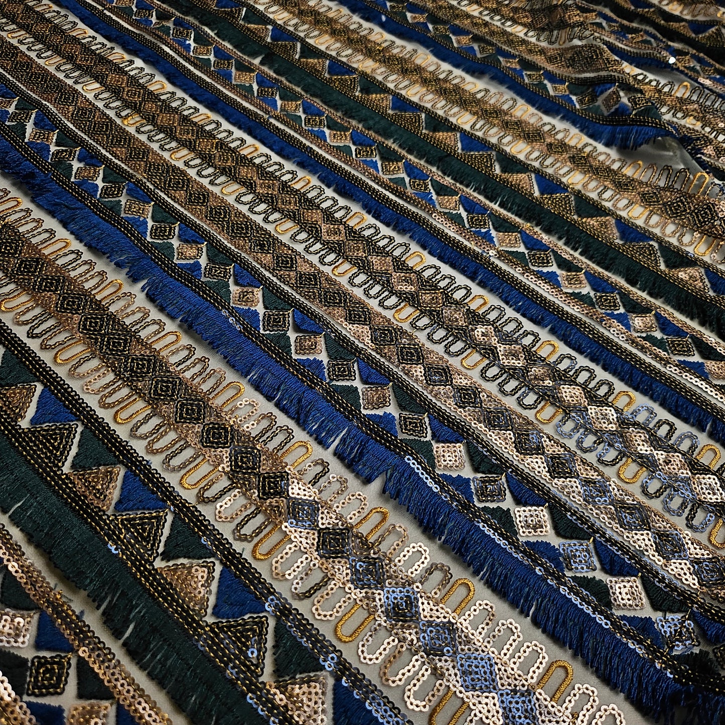 Bestickter Tüll · bestickt · Polyester, Baumwolle, Pailetten · Geometrisch · Blautöne · 140 cm · Meterware