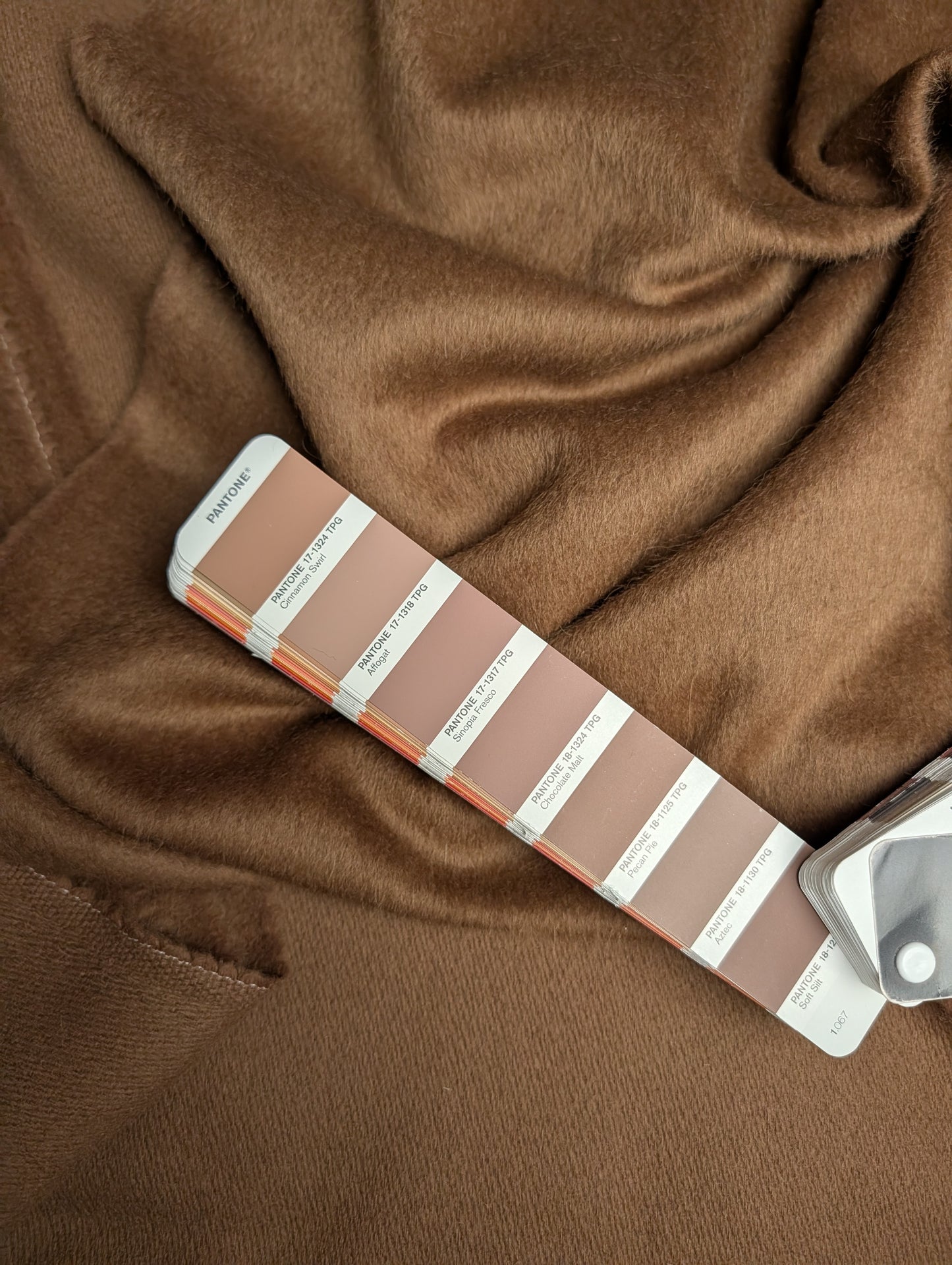 Einzelstück · Mantelstoff · Fuzzy · Wolle, Kaschmir, Polyester · Pantone Cinnamon Swirl · 310×150 cm