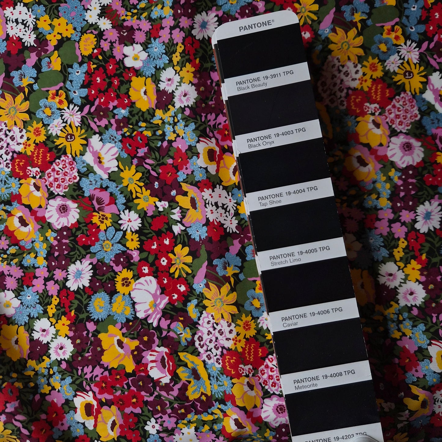Meterware · Tana Lawn · Baumwolle · Millefleur · Pantone Caviar · 140 cm