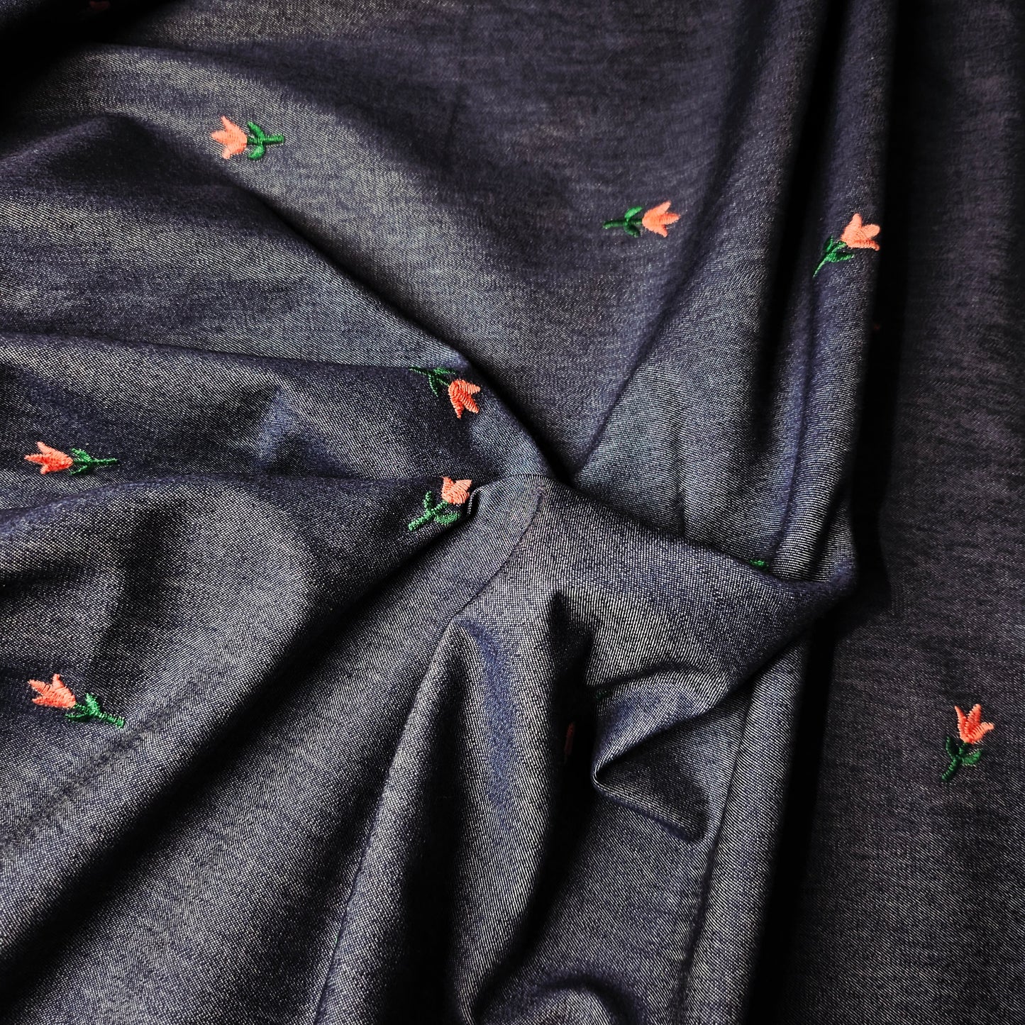 Chambray · bestickt · Baumwolle · Floral · Pantone Nightshadow Blue · 150 cm · 140 g/m² · Meterware