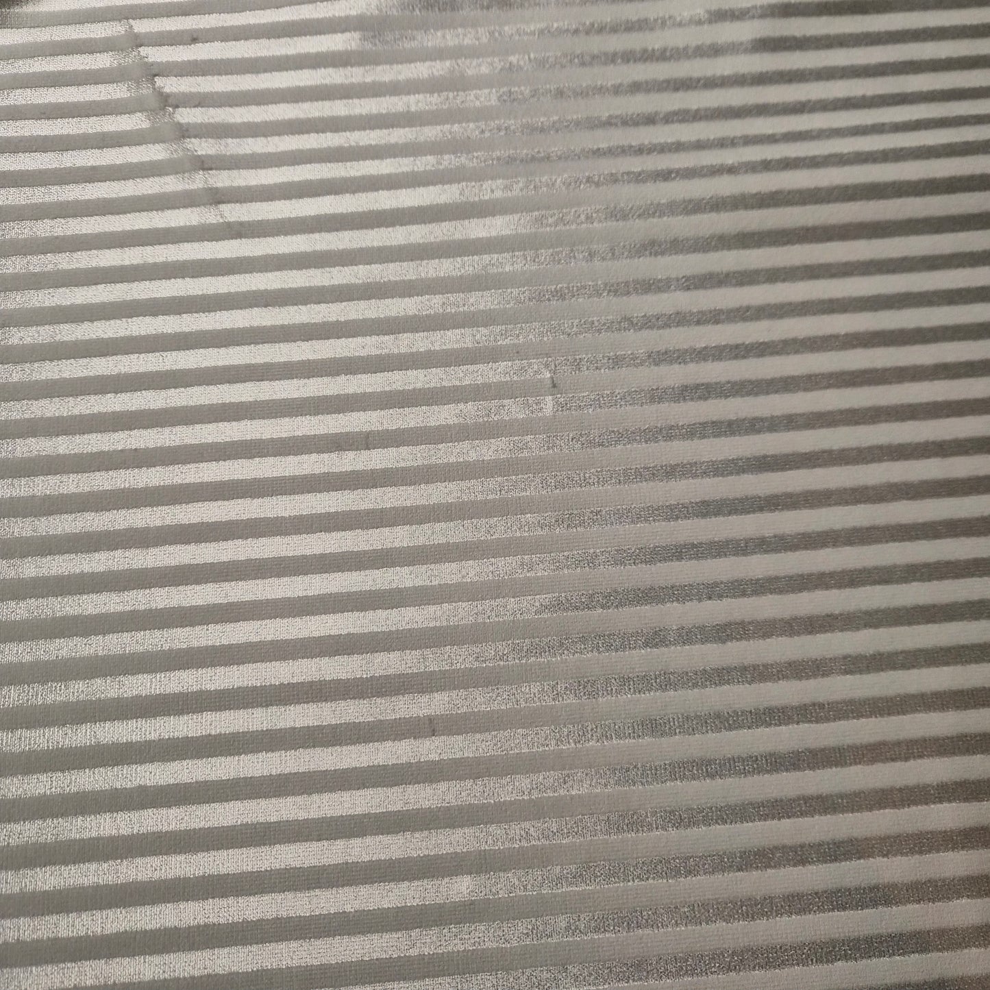 Samt · Baumwolle 64%, Viskose 36% · Gestreift · Pantone Cloud Dancer · 145 cm · 450 g/m² · Meterware