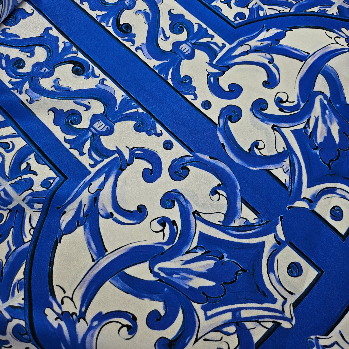 Crêpe · Seide · Majolika · Blau und Weißtöne · 65 cm × 130 cm · Panel achtung nur trockereinigen