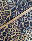 Deadstock Lycra, C*avalli – Leoprint Mit Logo (Breite 140 cm) (M1X4X5) Deadstock Lycra von C*avalli in ikonischem Leoprint mit Logo, perfekte Meterware für kreative Projekte, Breite 140 cm, Lagercode M1X4X5, exklusiver Stoff für Mode und Design,