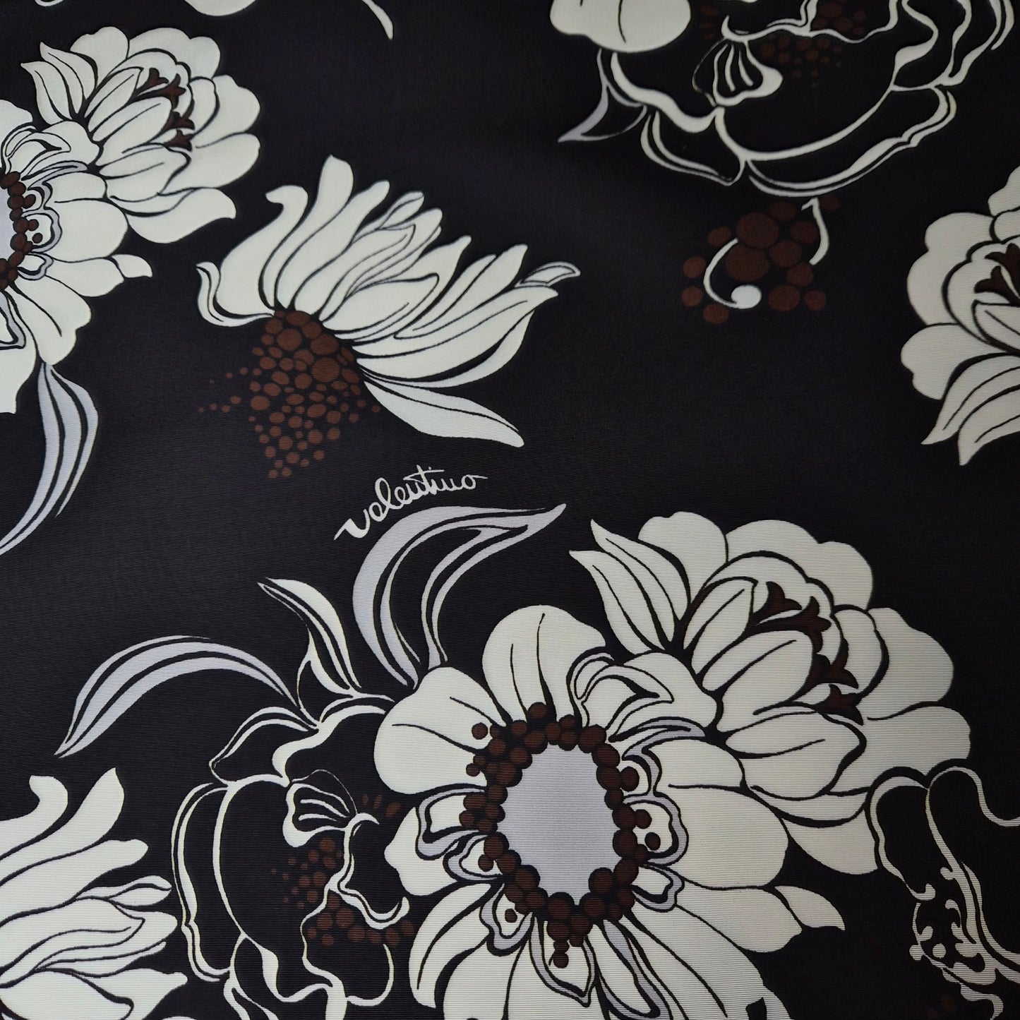 Cady · Seide · Logo · Braun und Weißtöne · 190 cm × 145 cm · Panel