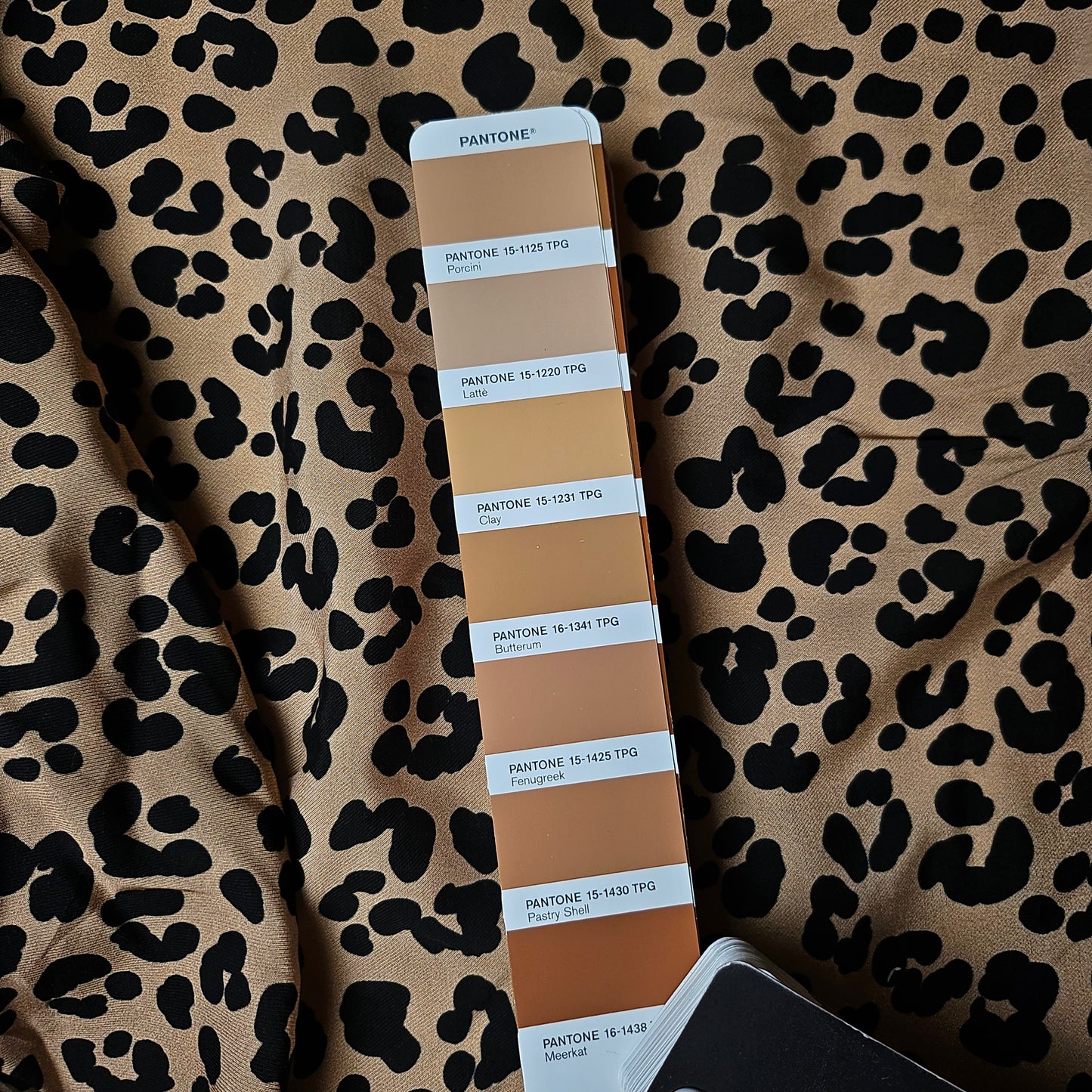 Pantone Lattè Meterware Michael Kors Collection Viskose Webware Leo 140 cm M5X1X23 80 g/m²