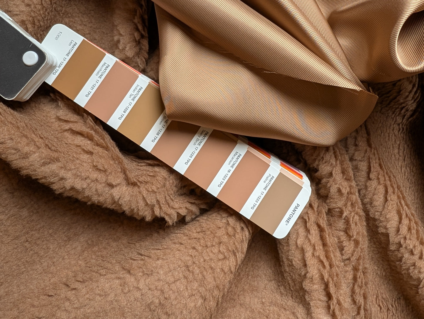 Kombipaket · Teddystoff · Kamelhaar 88%, Seide 12% · Pantone Camel · Stoff 350×150 cm + Viskosefutter 300×150 cm