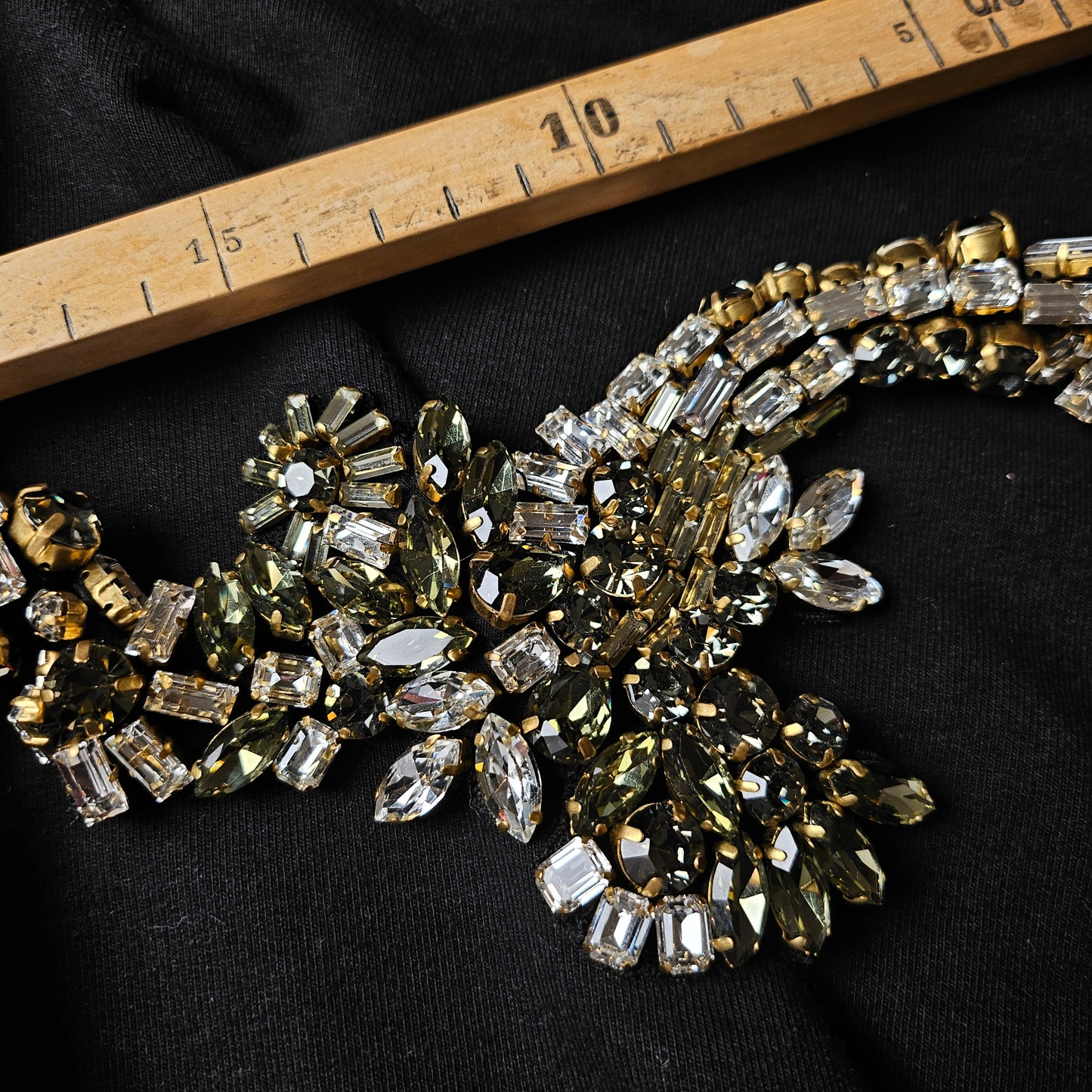 D&G Swarovski & Kristall patch, 10x58cm, featuring clear and olive green crystals on black fabric.