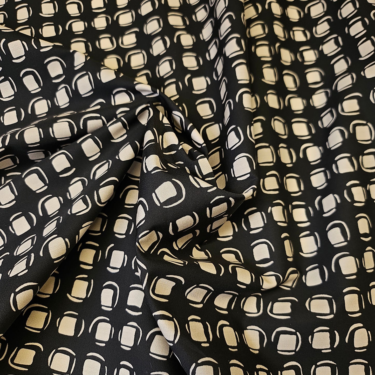 Schwere Poplin · Baumwolle · Geometrisches Muster · Farbe: Schwarz- und Naturweißtöne · 150 cm · 110 g/m² · Meterware
