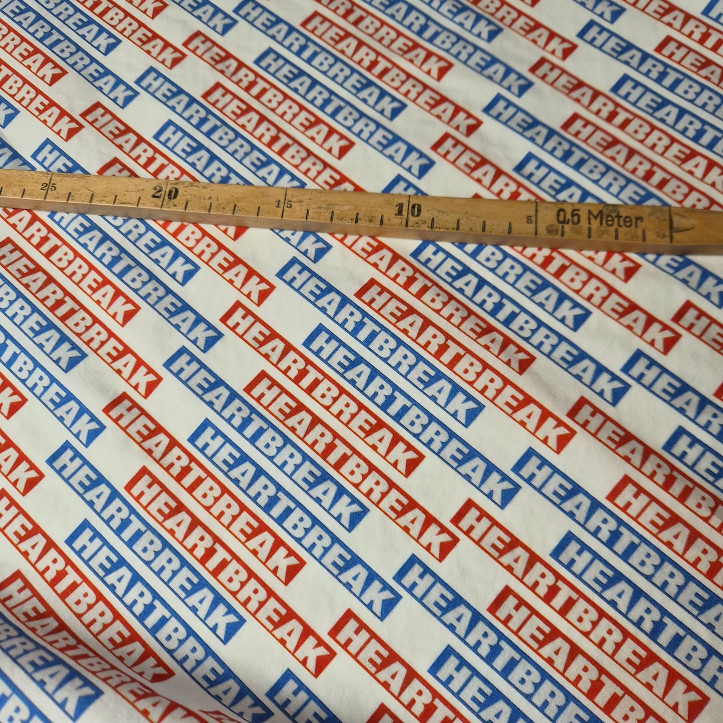 Poplin · Baumwolle · Schriftzug · Farbe: Weiß-, Blau- und Rottöne · 145 cm · 110g/m2 Meterware