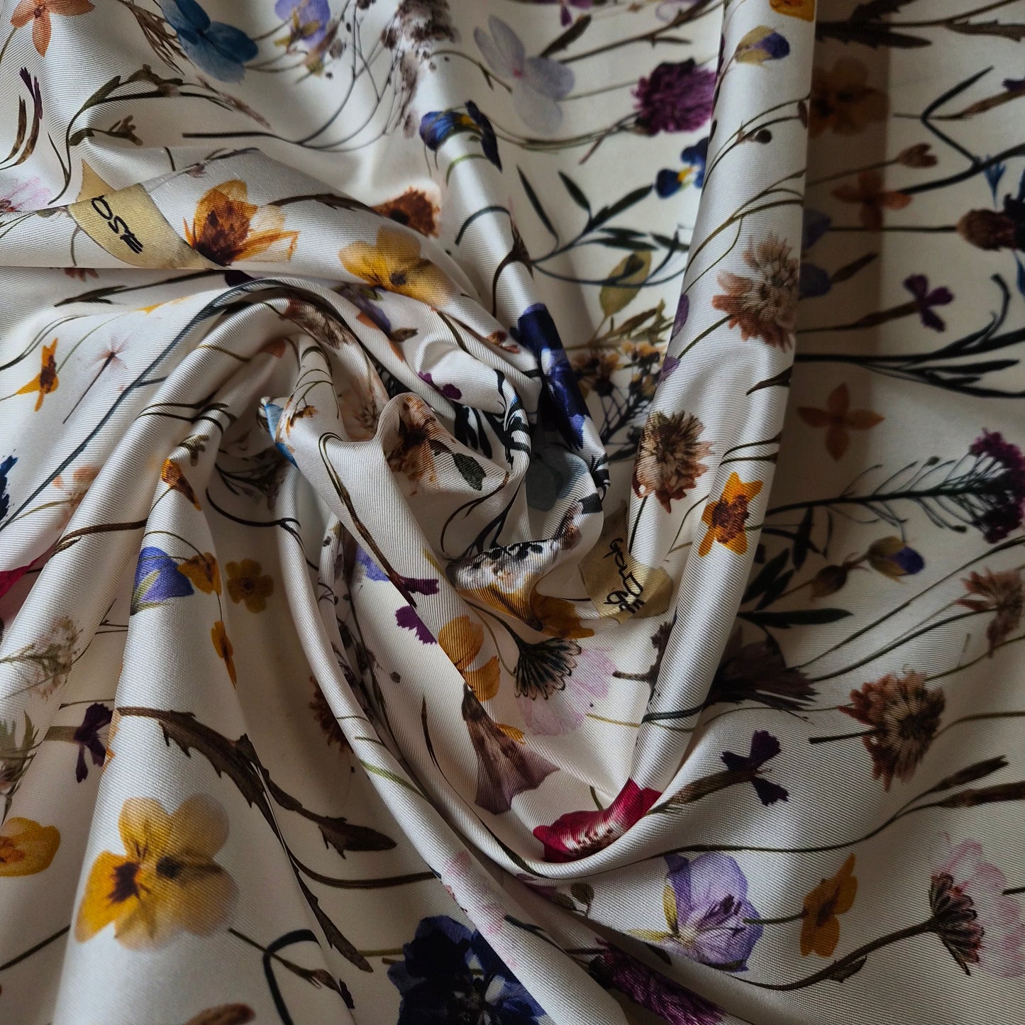 Twill, Seide Basisfarbe Solitary Star Muster Blumen und Logo Golden Goose / 150 cm breit / M6X5X34 110 g/m²