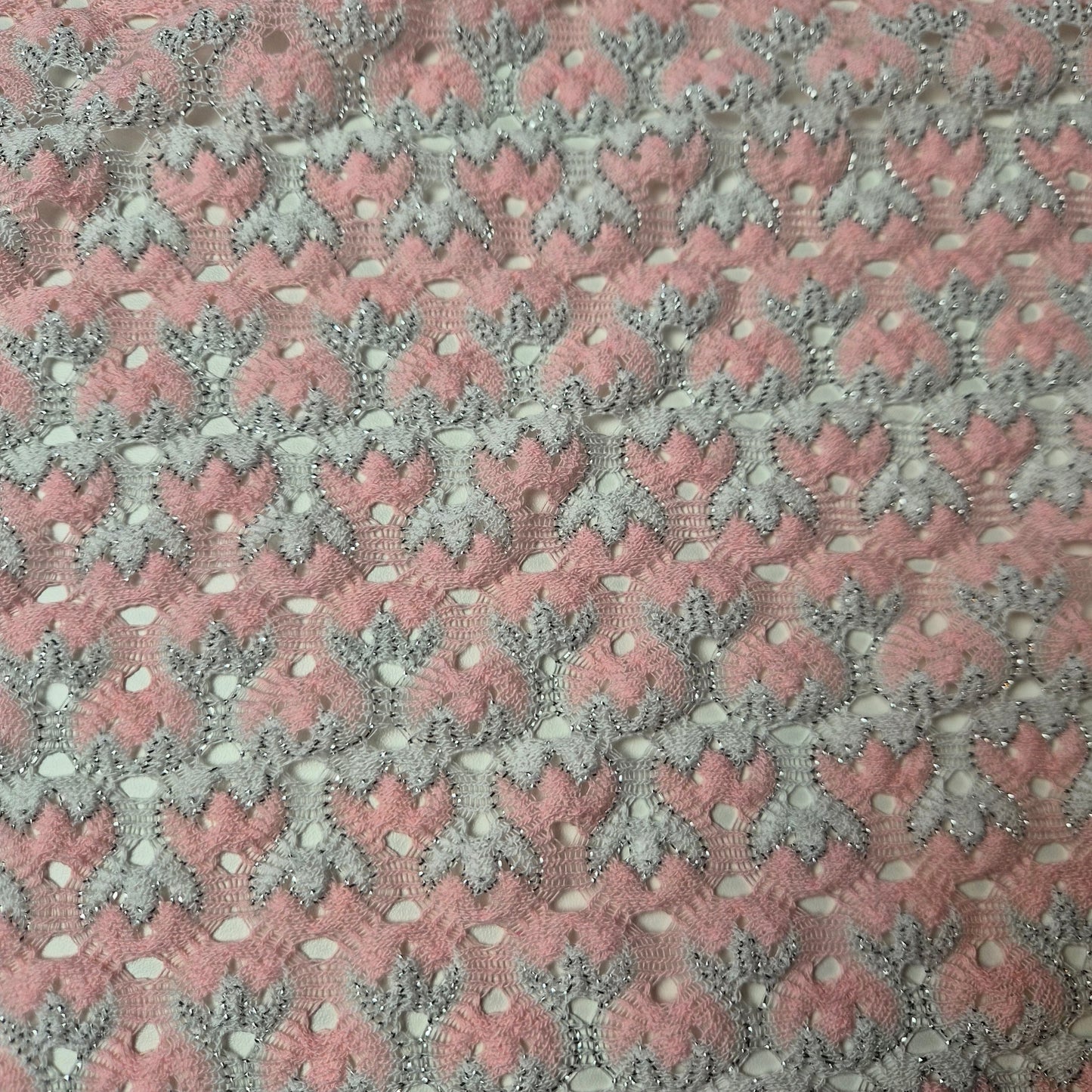 Meterware · Strickstoff, Baumwolle, Lurex, Viskose, Wolle, Pantone Strawberry Cream – Lucent White · 140 cm