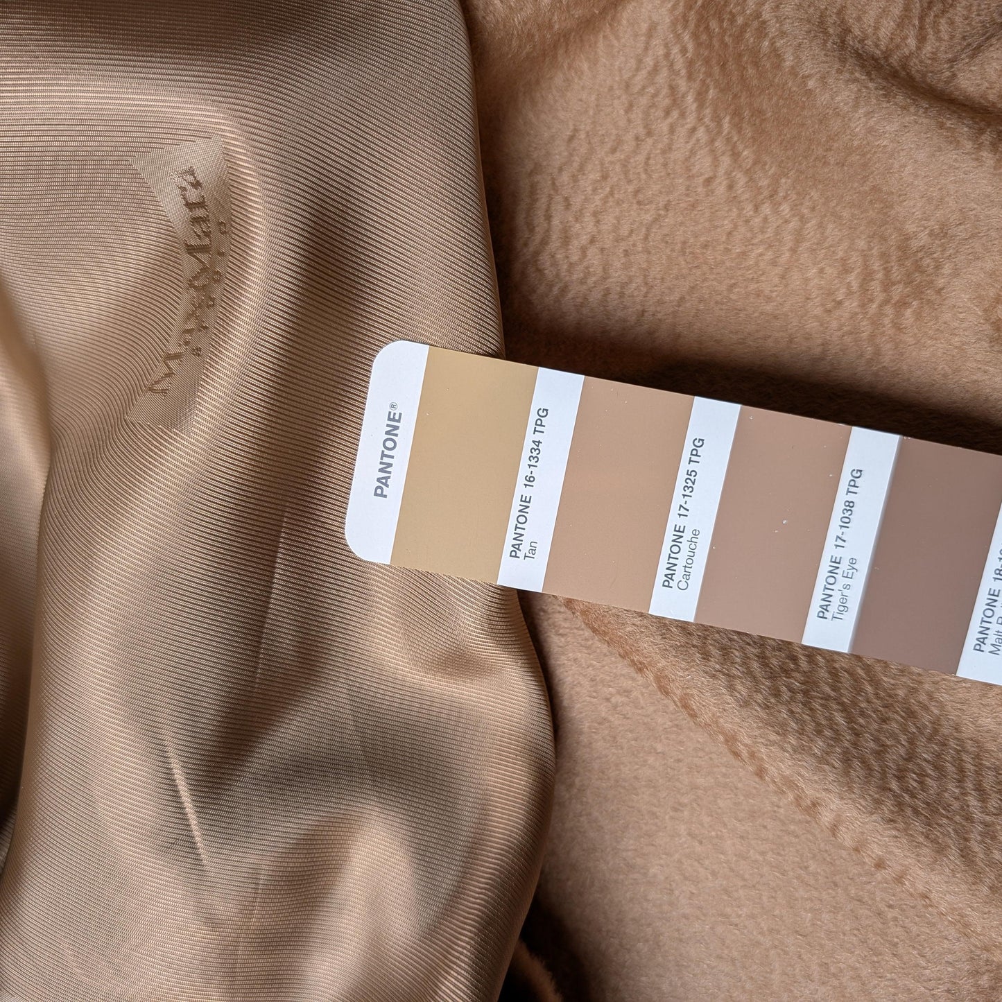 Kombipaket · Mantelstoff · Velours-Behandlung · Kaschmir · Pantone Tan · Stoff 200×150 cm + Viskosefutter 150×150 cm · 400 g/m²