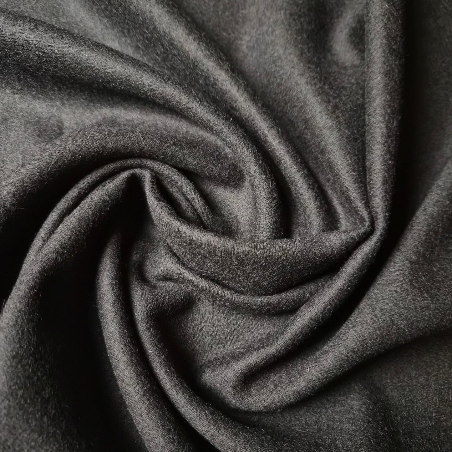 Mantelstoff · Fuzzy · Alpaka 70%, Wolle 30% · Pantone Caviar · 155 cm · 420 g/m² · Meterware