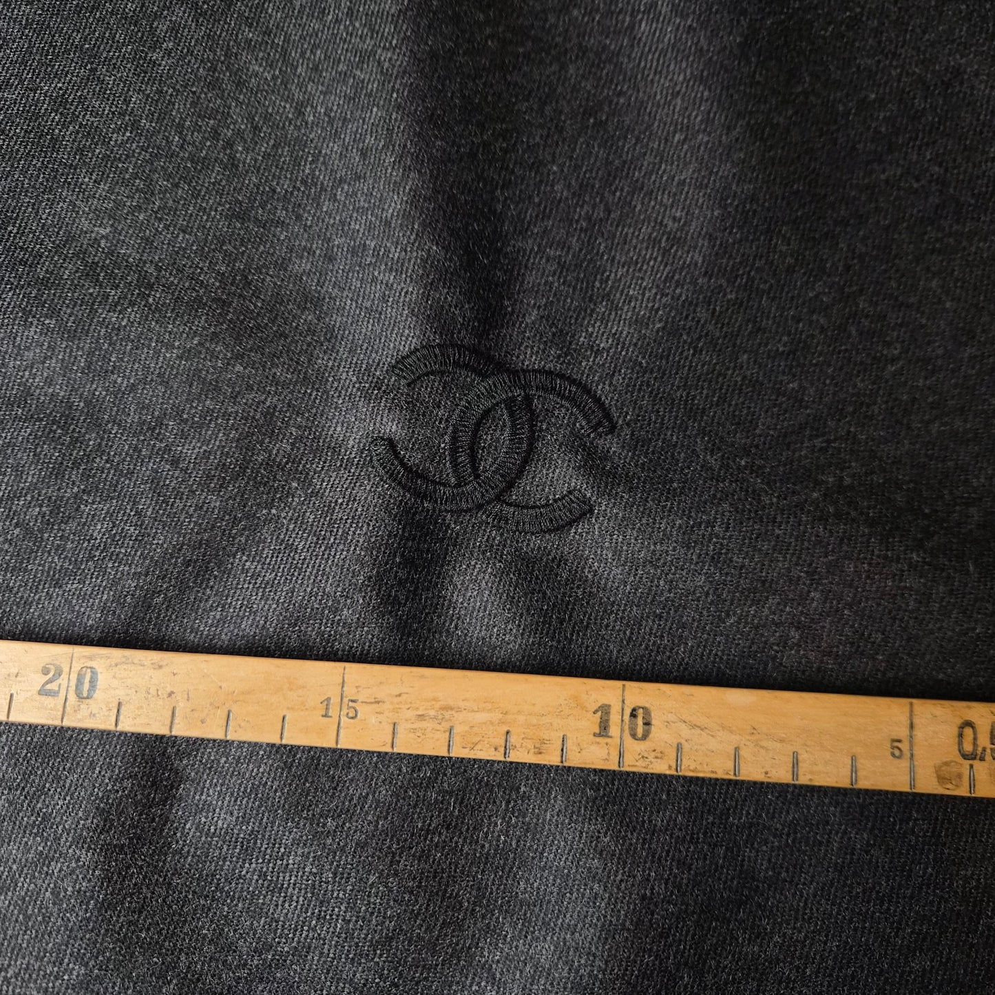 Meterware Chanel Designerstoff – Anzugstoff Wolle bestickt ideal für Jacken und Blazer Basisfarbe Obsidian | 150 cm 190g/m2 | M5X5X17