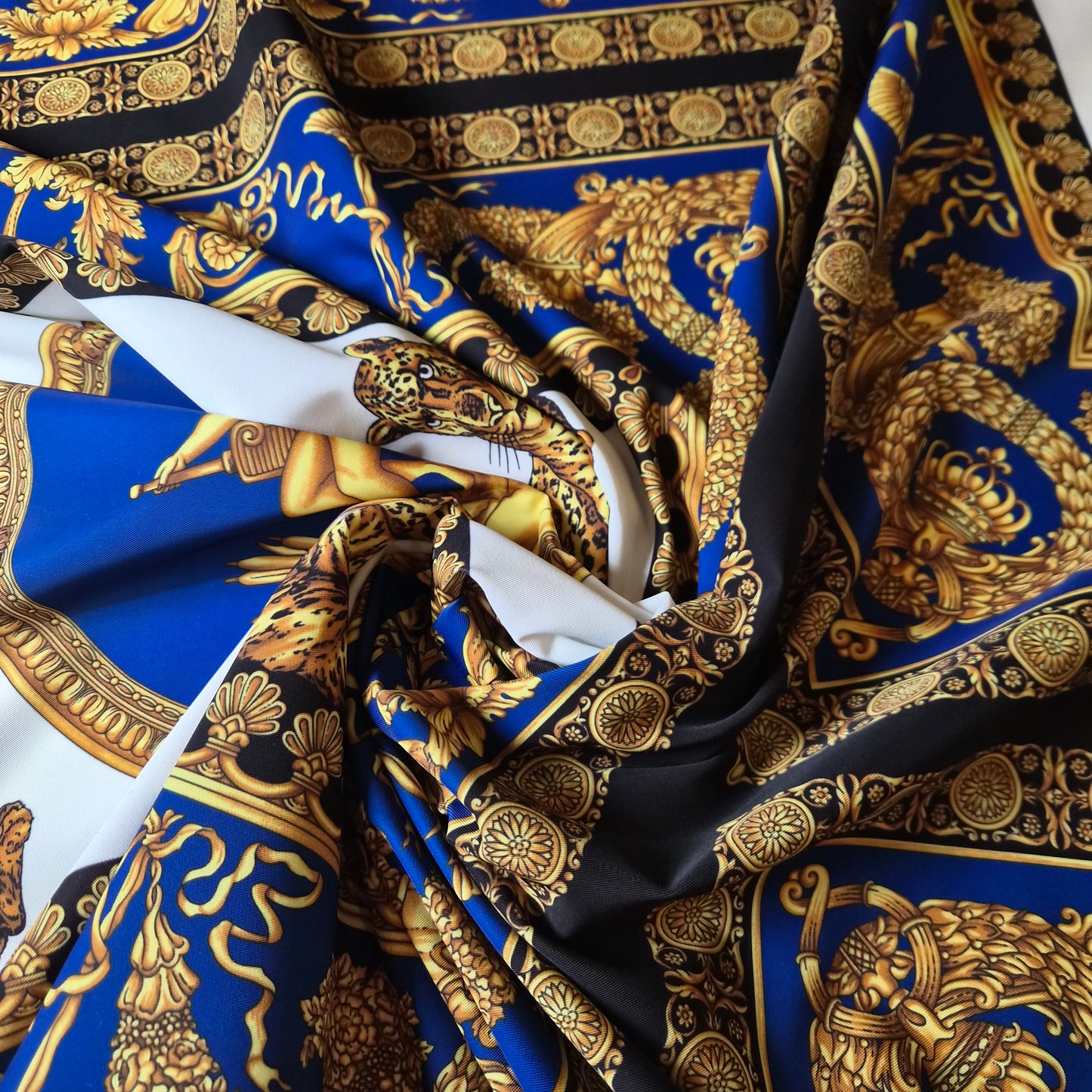 Windbreaker · Polyester · Logo · Blau und Goldtöne · 90 cm × 140 cm · Panel