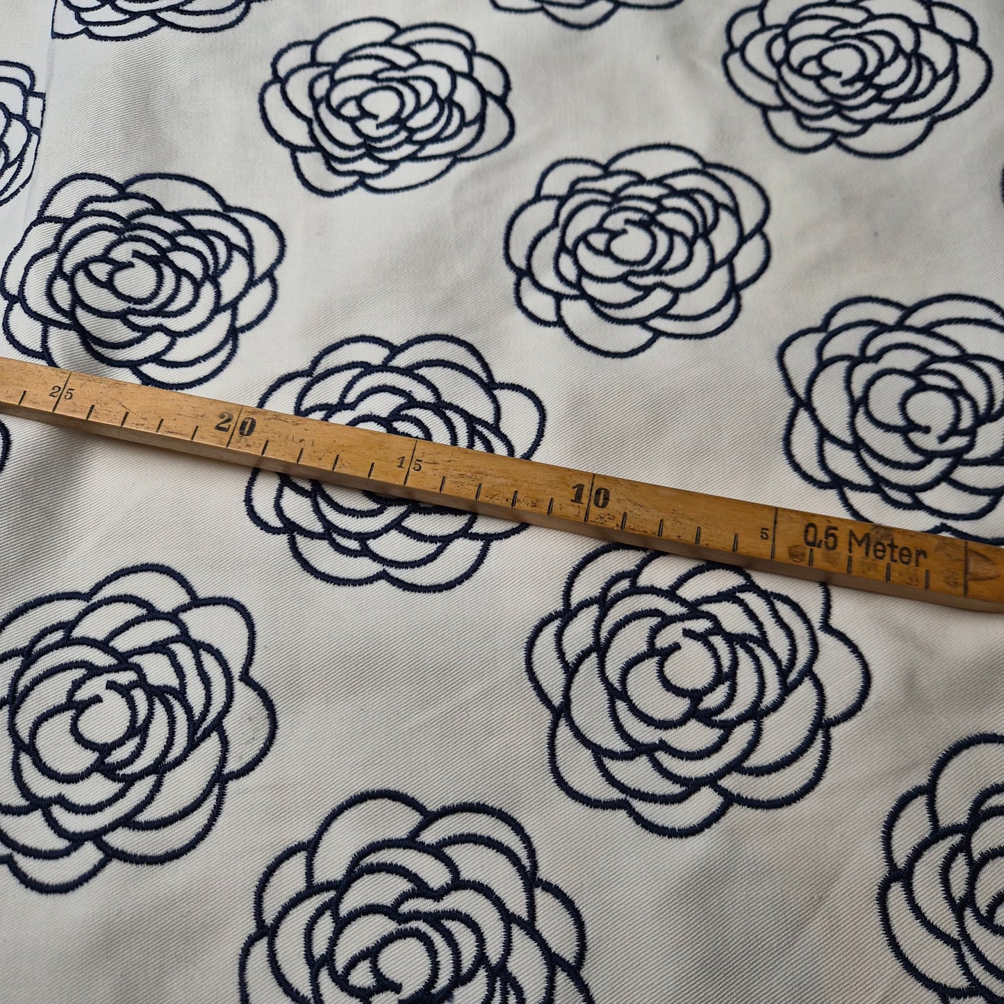 Denim · bestickt · Baumwolle · Floral · Farbe: weiß blautöne · 150 cm · 300 g/m² · Meterware