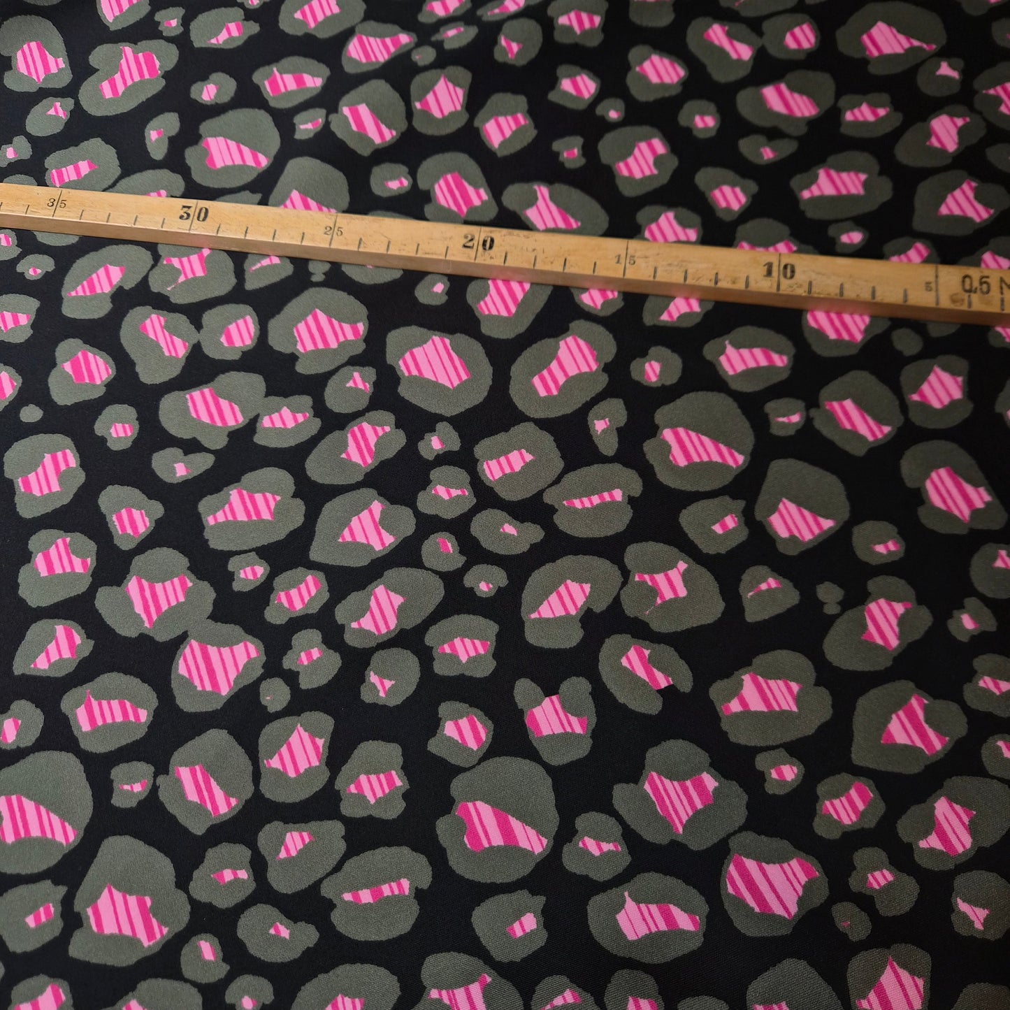 Punto Milano · Polyester · Animal · Pantone Moonless Night · 140 cm · 190g/m2 Meterware