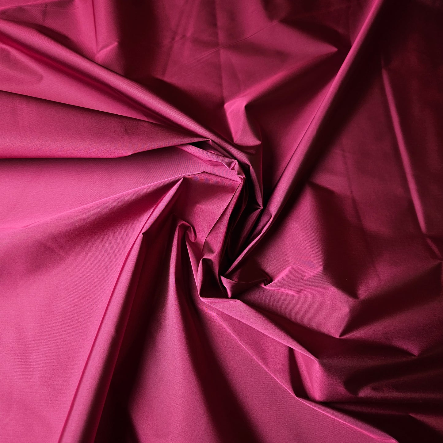 Polyester Taffeta glänzend Pantone Festival Fuchsia 145cm breit M5X1X14 60g/m²