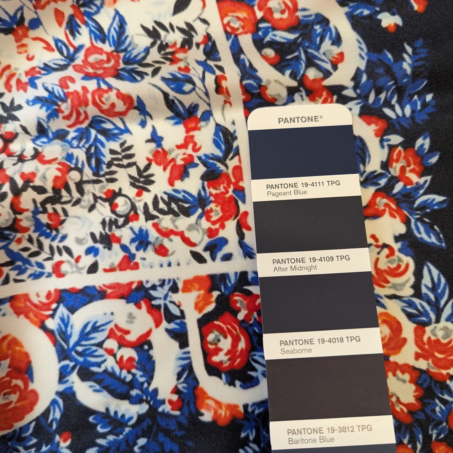 Schalpanel · Twill · Ungesäumt, B-Ware · Seide · Logo · Blau und Rottöne · 90 cm × 90 cm