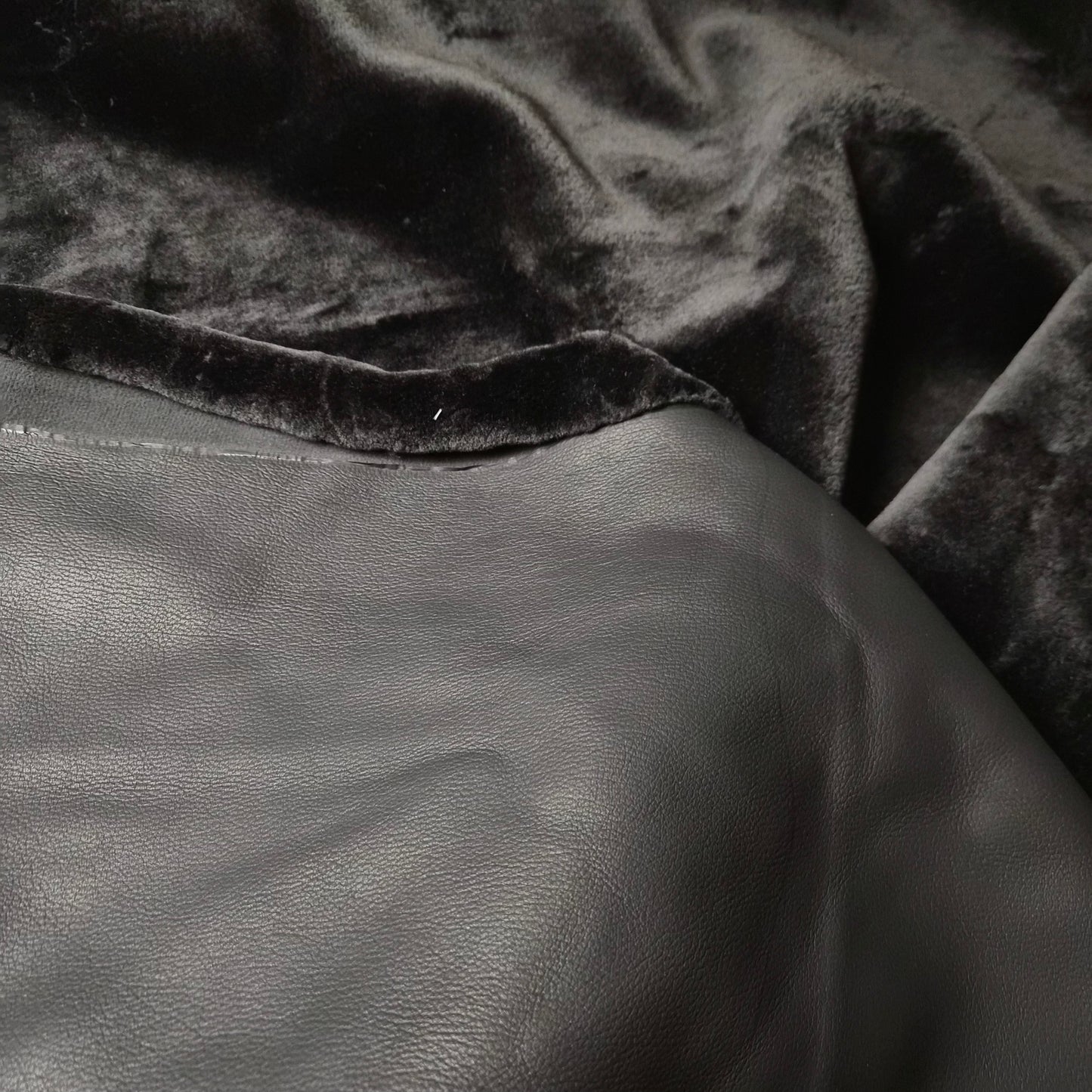 Einzelstück · Fell · Mit Kunstlederrückseite · Polyester · Schwarz · 145×160 cm