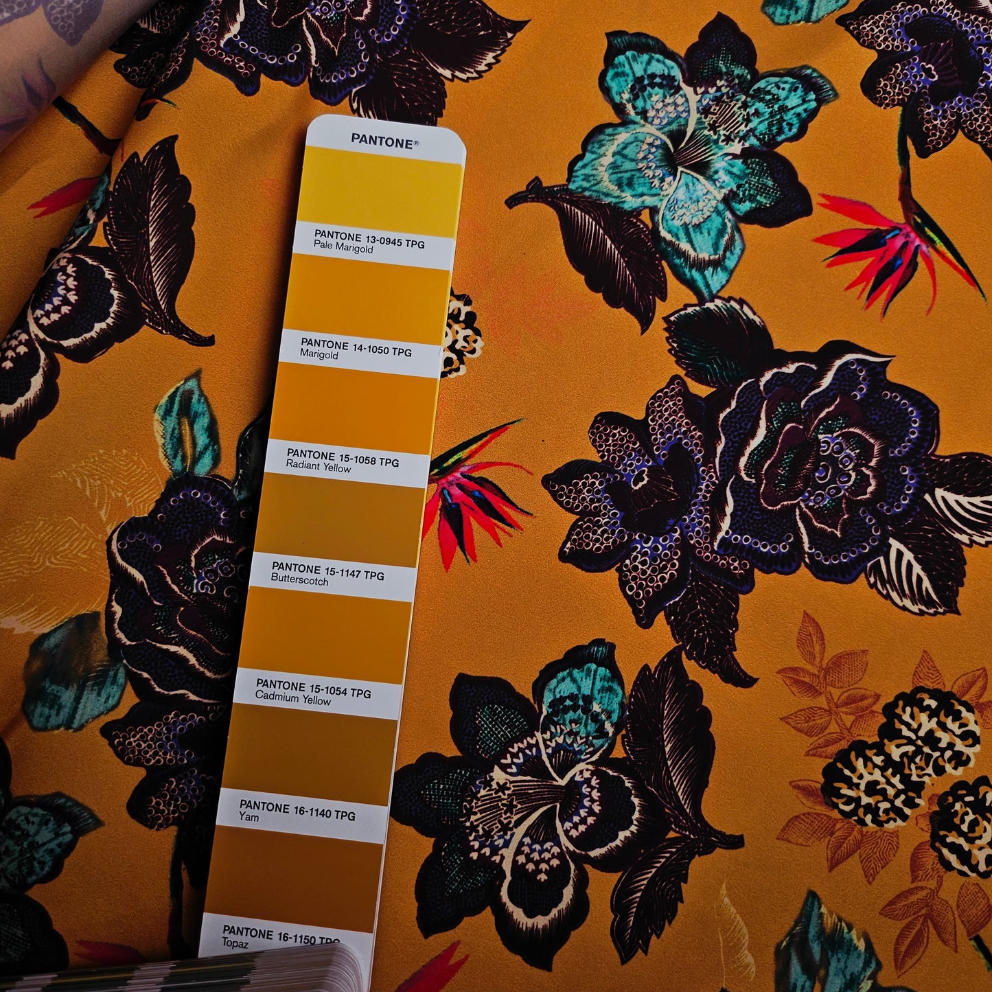 Fallschirmseide · Kunstfaser · Floral · Pantone Cadmium Yellow · 140 cm · 100 g/m² · Meterware