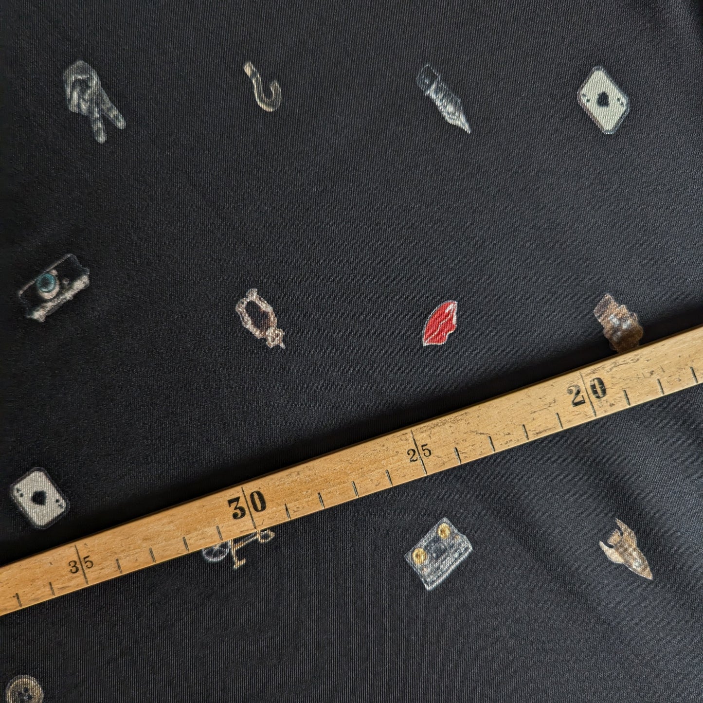 Seidentwill · Seide · Symbole · Farbe: Schwarz- und Bunttöne · 175×135 cm · 80 g/m² · Panel