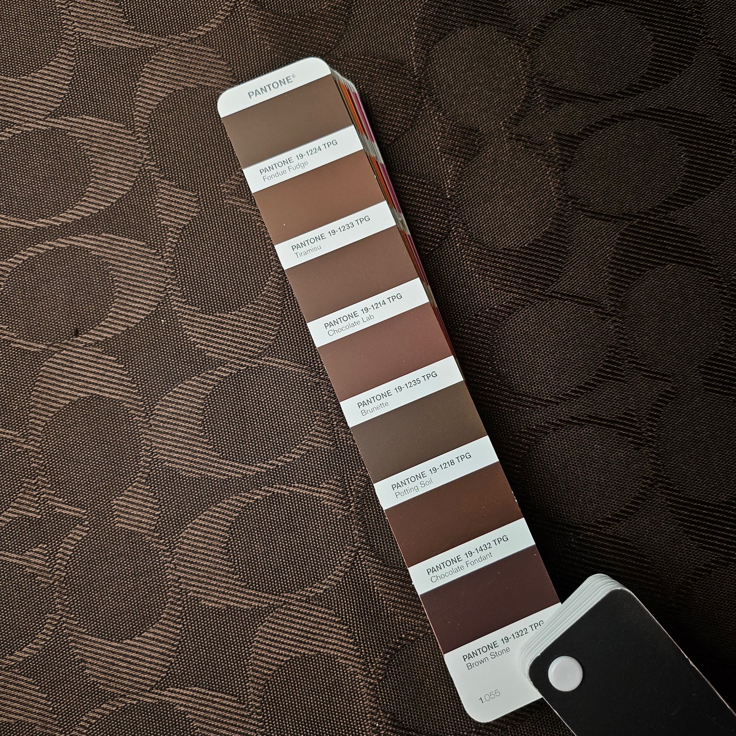 Pantone Potting Soil Meterware Polyesterjacquard mit Logoeinwebung Co*ch 120 cm M6X7X1 530 g/m²