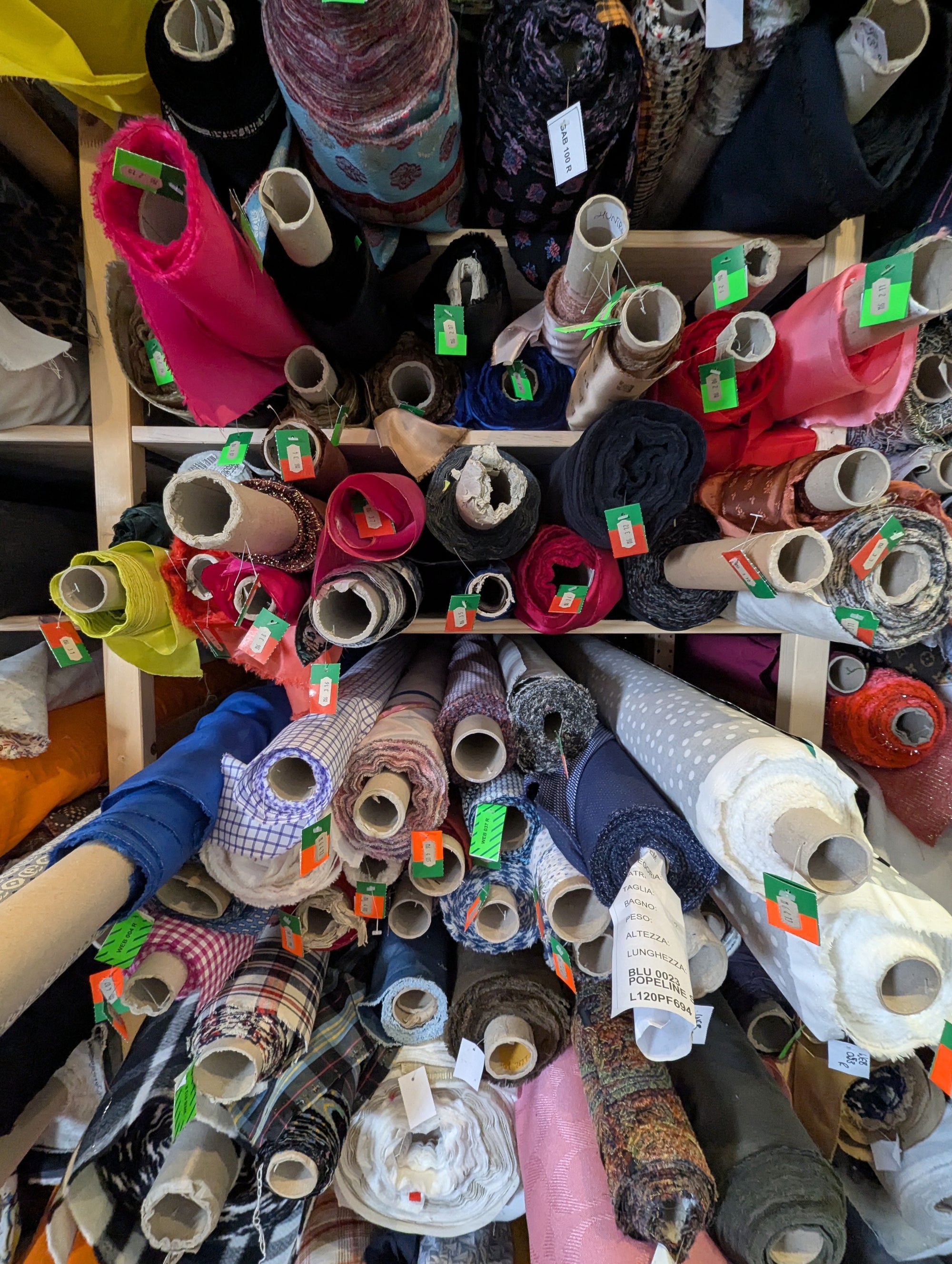 Deadstockstoffe verstehen: Wie ungenutzte Designerstoffe ein zweites Leben bekommen