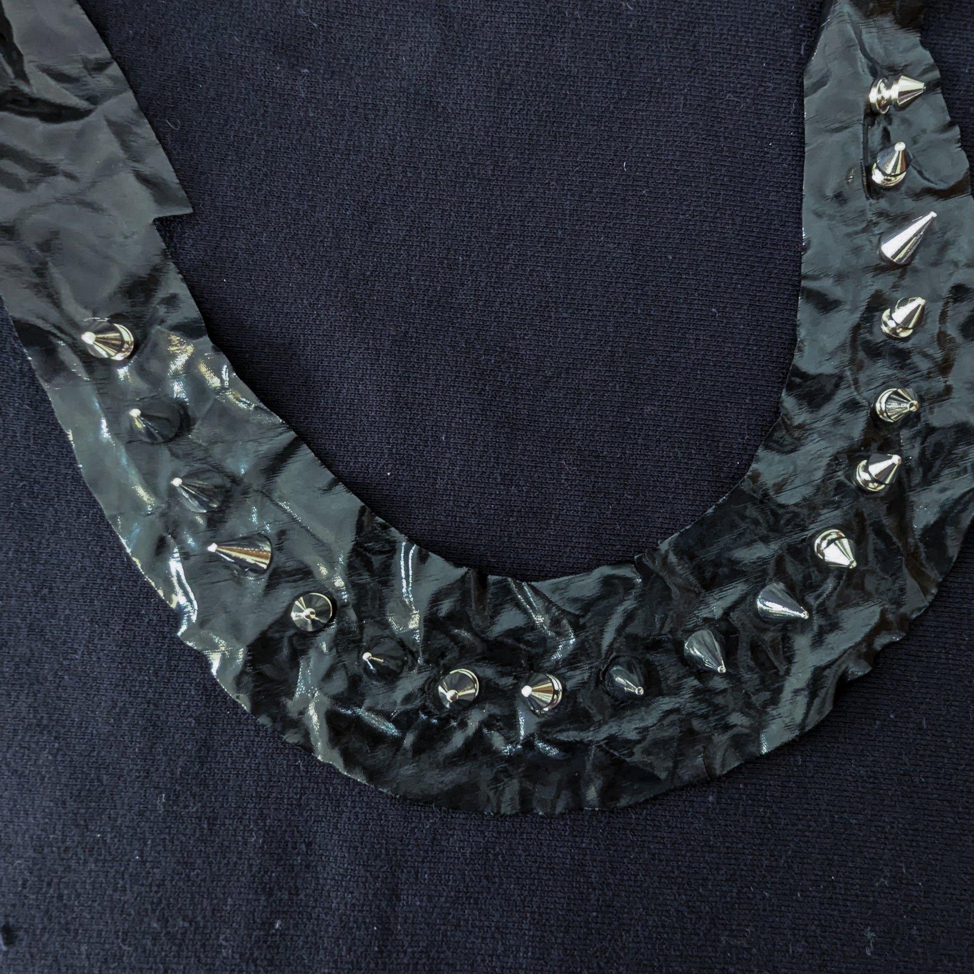 Black patent fabric collar with 18 silver screw studs, 5cm wide, 85cm long, punk style.