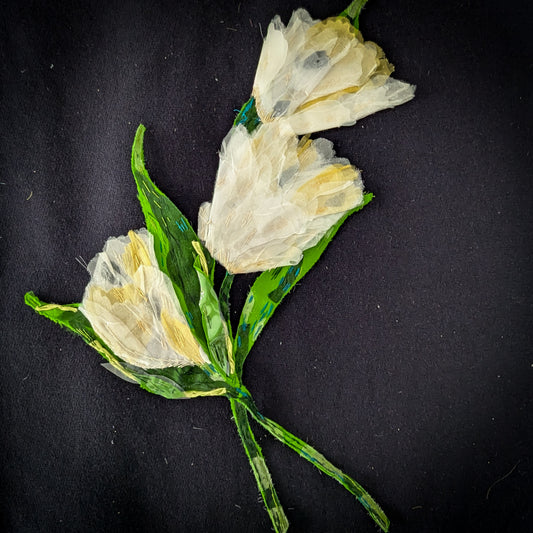 XXL D&G Tulpen patch, 24x43cm, with three white and yellow fabric tulips on green stems.