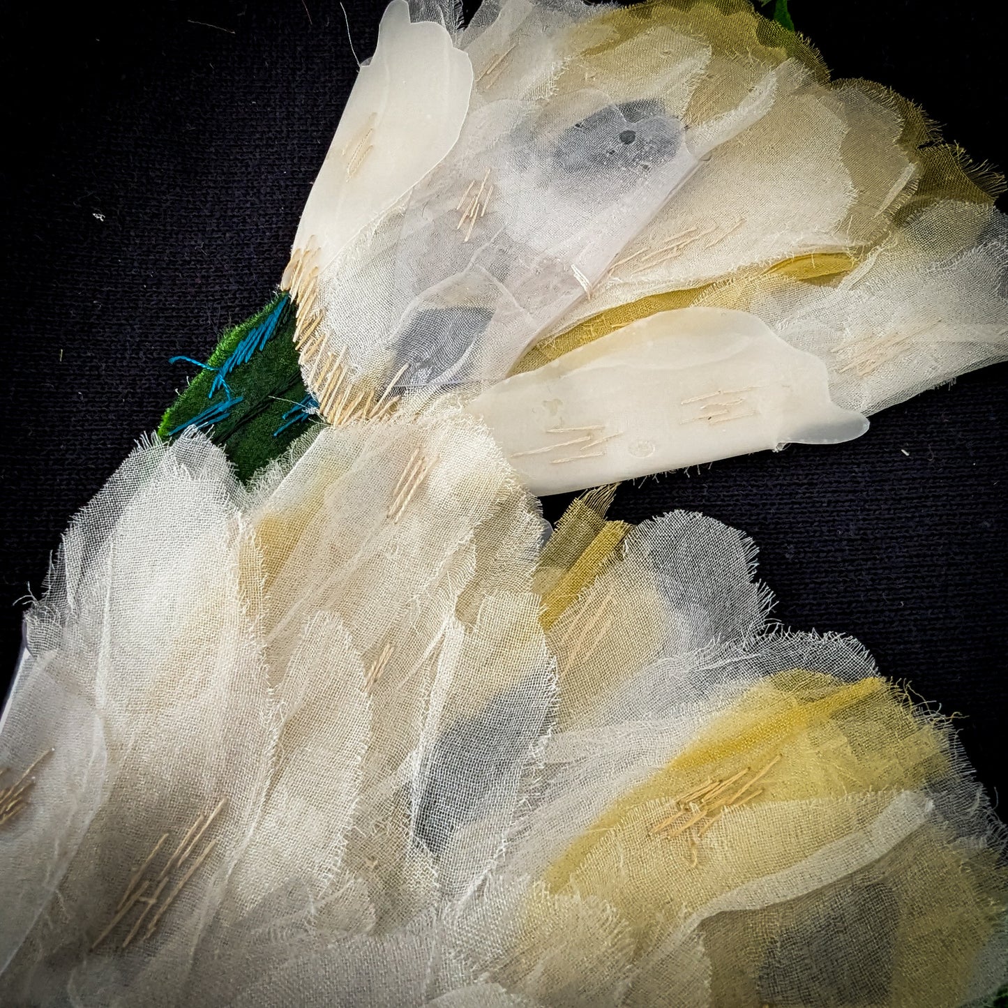 XXL D&G Tulpen patch, 24x43cm, with layered white and yellow fabric petals on a dark background.