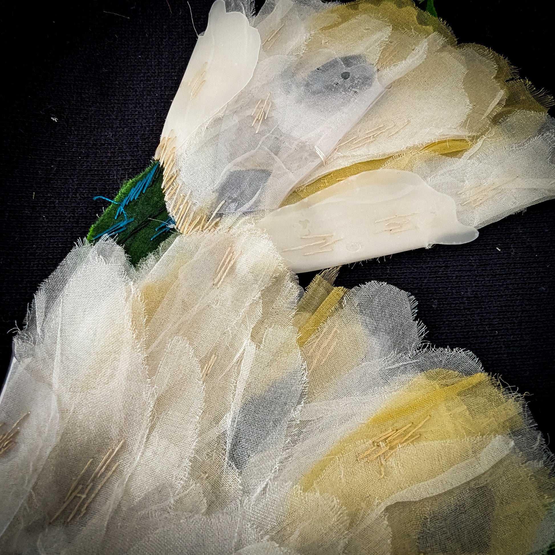 XXL D&G Tulpen patch, 24x43cm, with layered white and yellow fabric petals on a dark background.