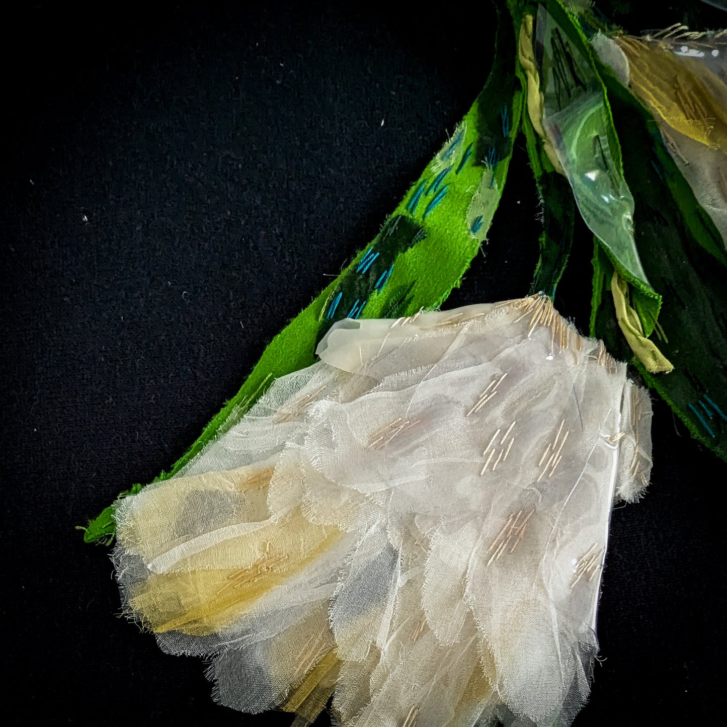 XXL D&G Tulpen patch, 24x43cm, with white ruffled petals and green stem on black.
