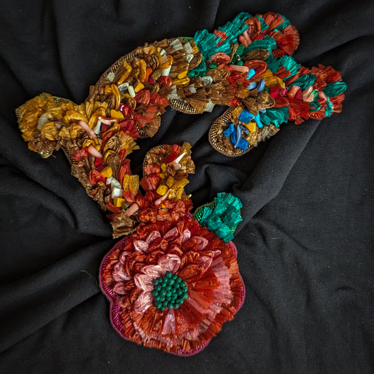 3D D&G Zierelement with colorful raffia, beads, and a red flower, 20x21 cm.