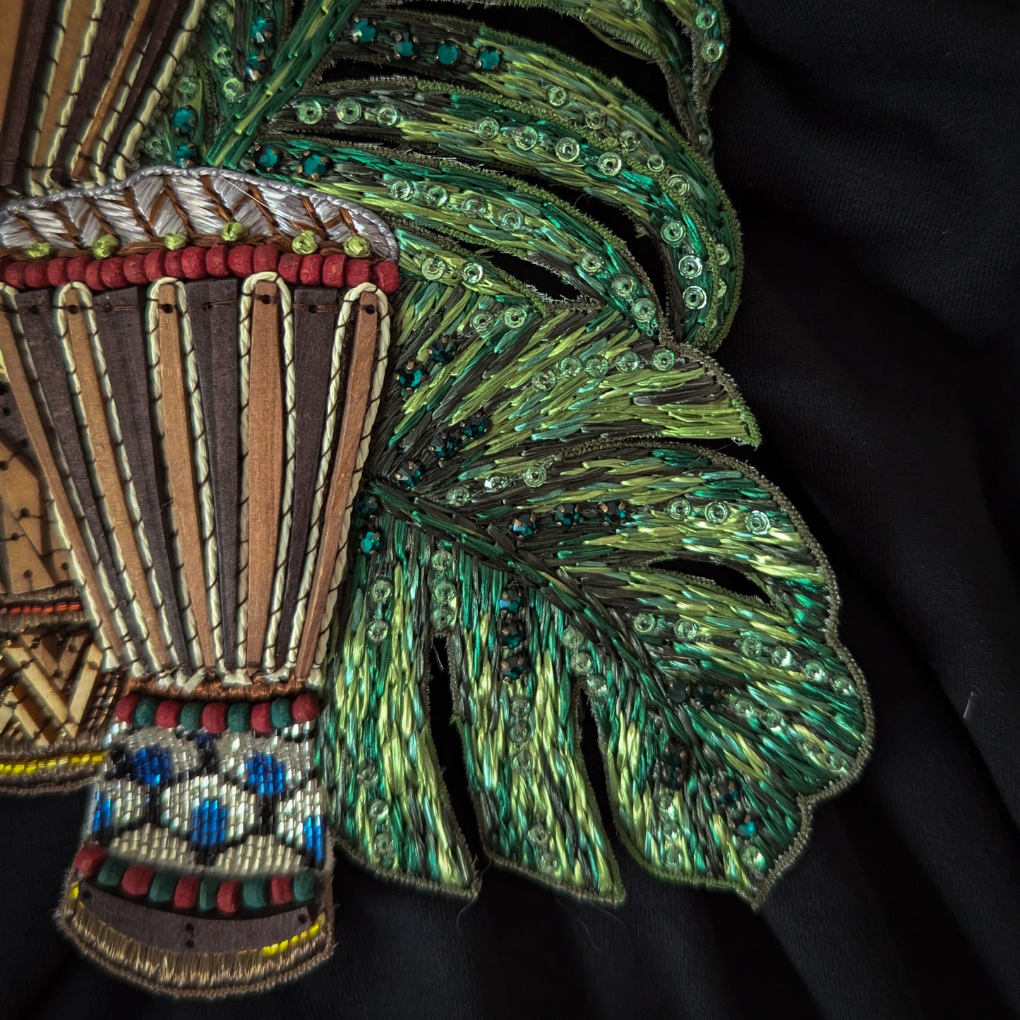 Embroidered drum and sequined green monstera leaves patch, 16x23cm.