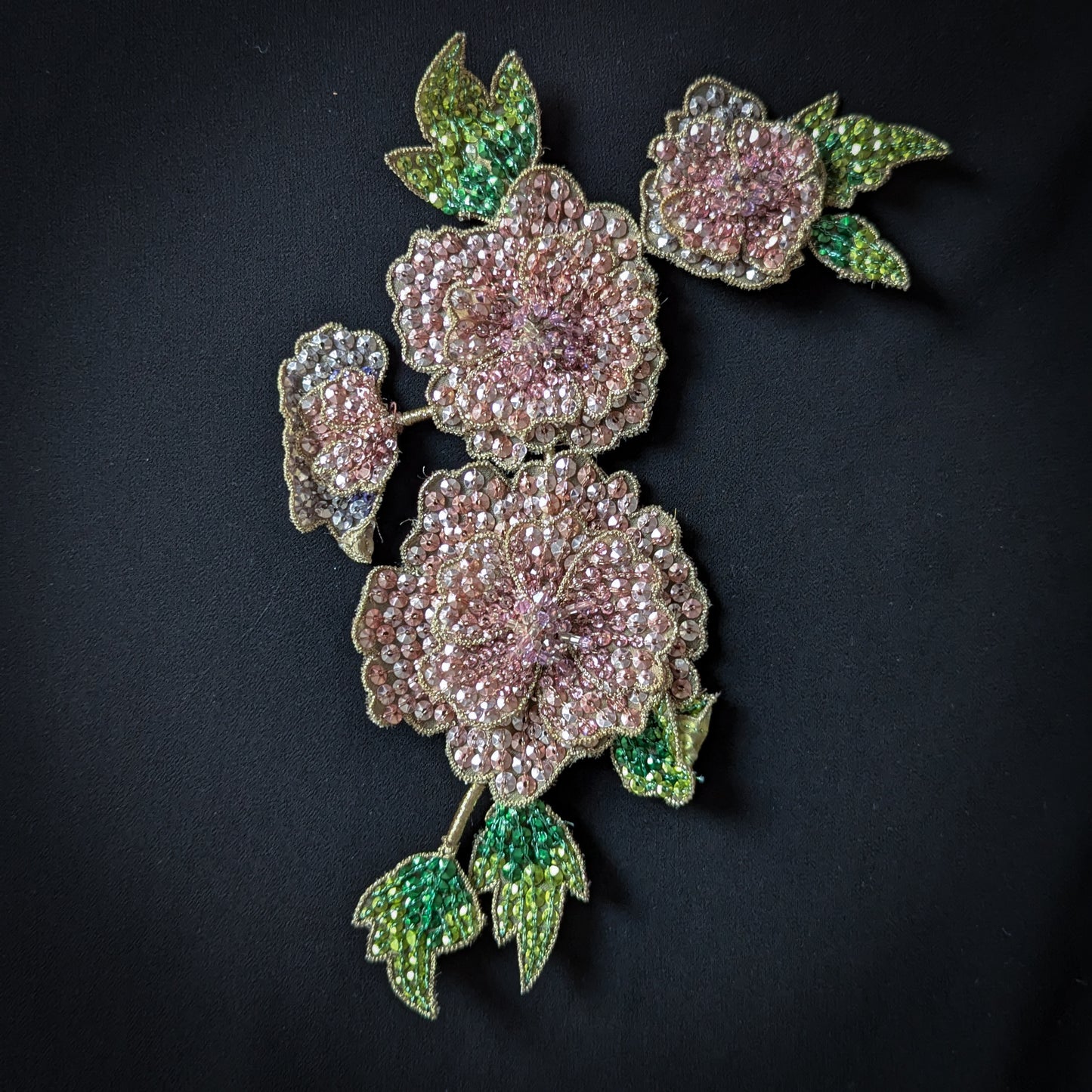 D&G pink sequin flowers with green leaves and gold wire, 15x19cm.