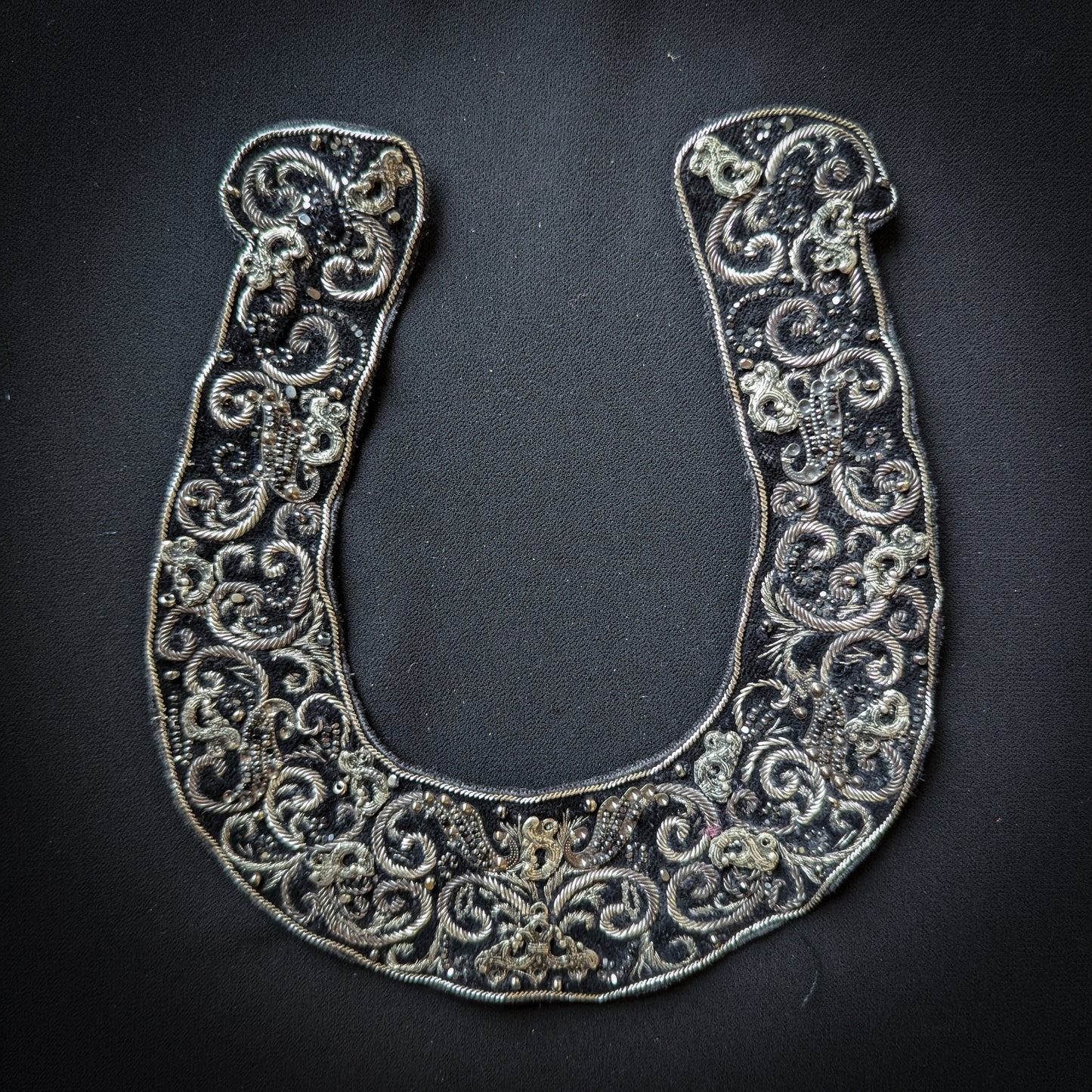 D&G black and silver embroidered horseshoe patch, 15x20cm, with intricate scrollwork on mixed fabric.