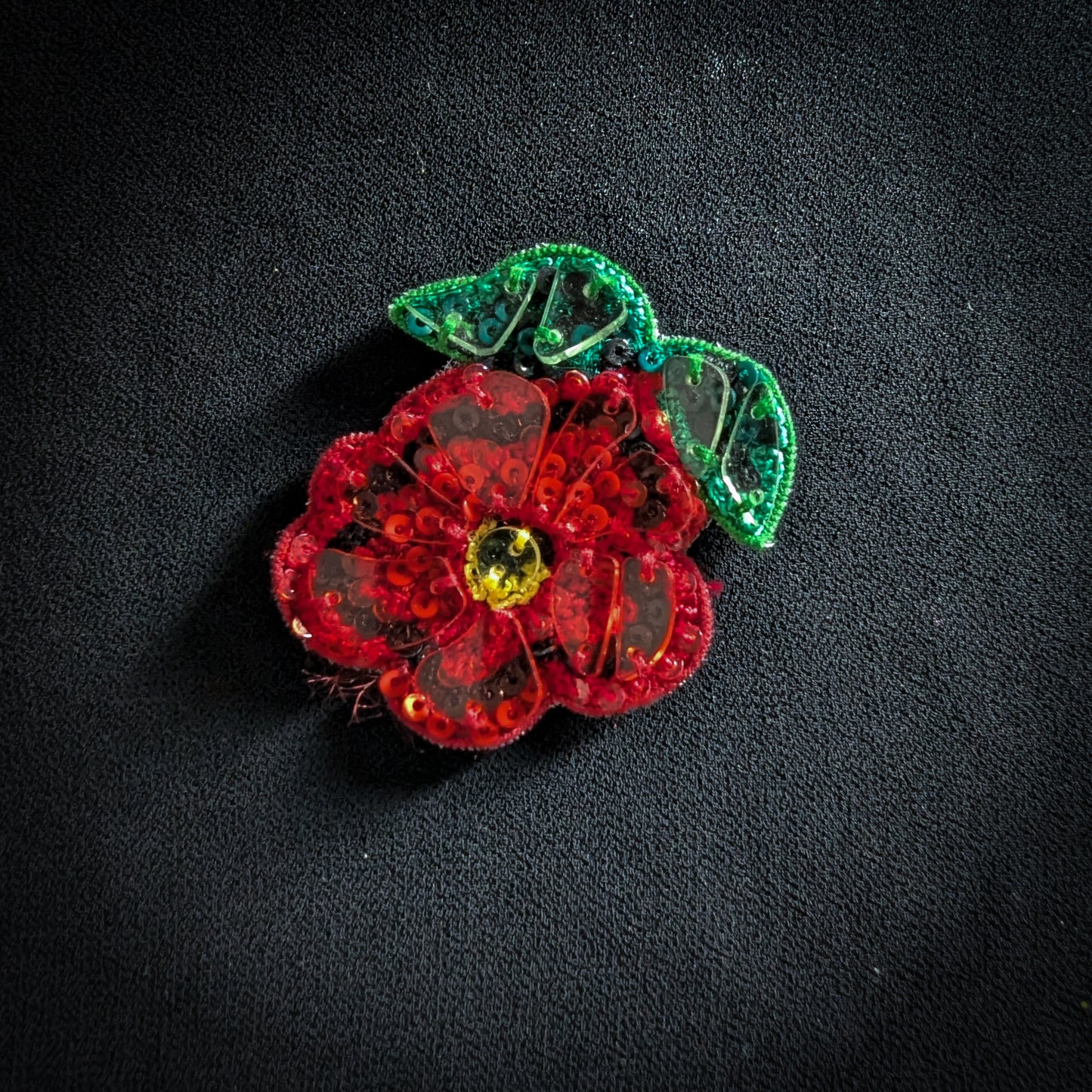 D&G red sequin flower patch with green leaves, 4x4 cm, featuring mosaic details.